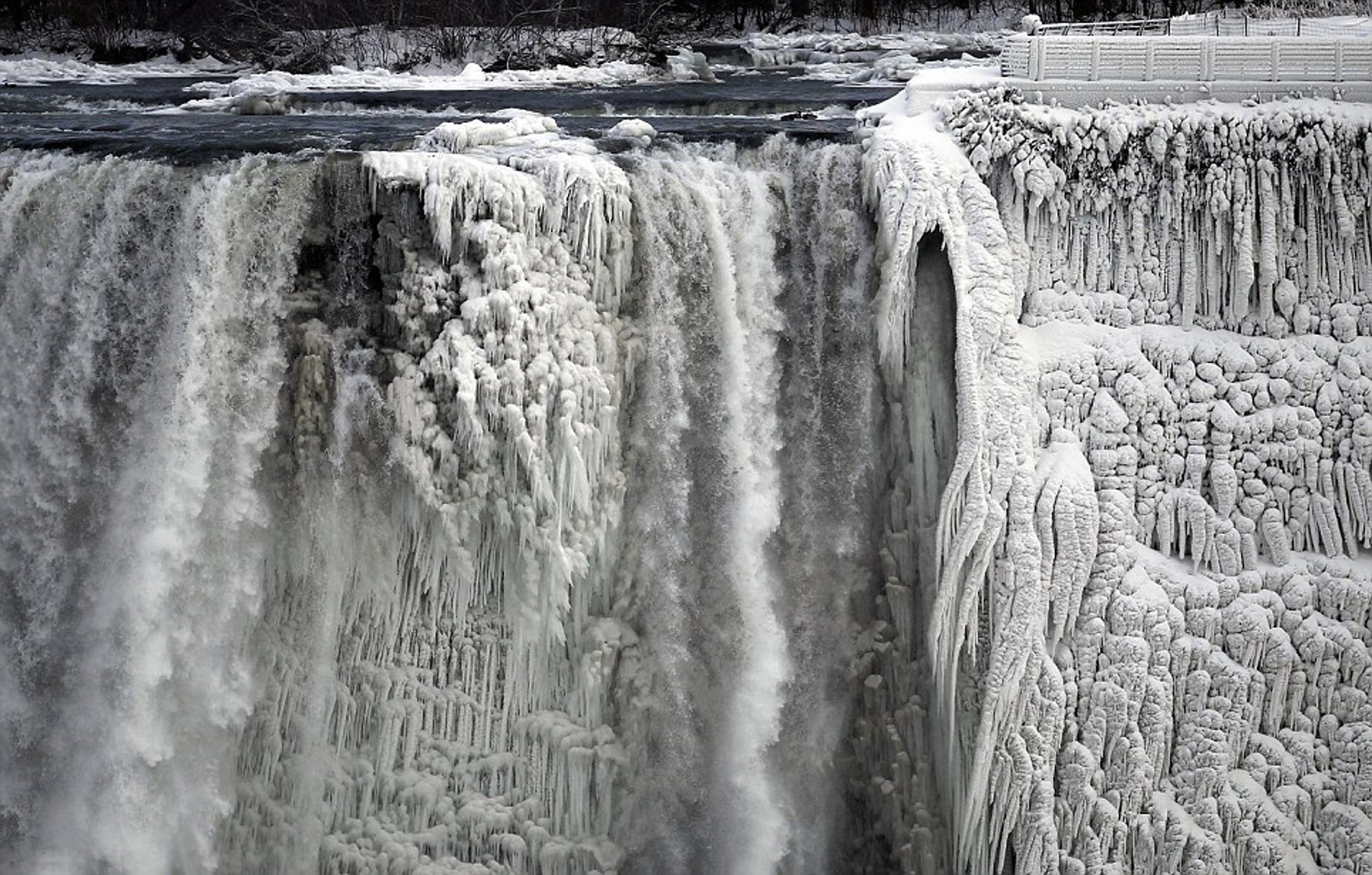 Zamrznuté Niagarské vodopády