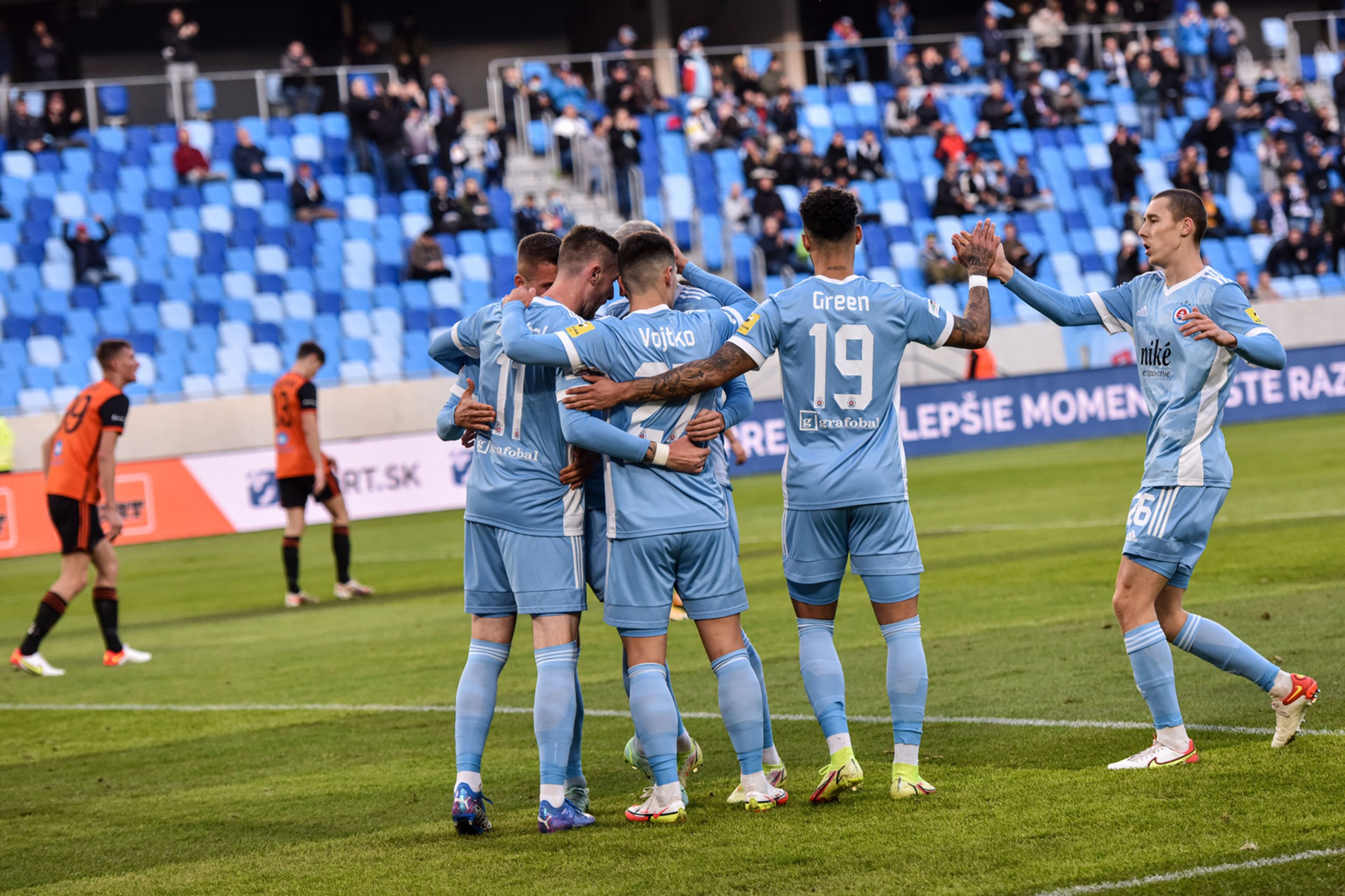 Hráči Slovana Bratislava oslavujú gól v dueli Fortuna ligy proti Ružomberku.