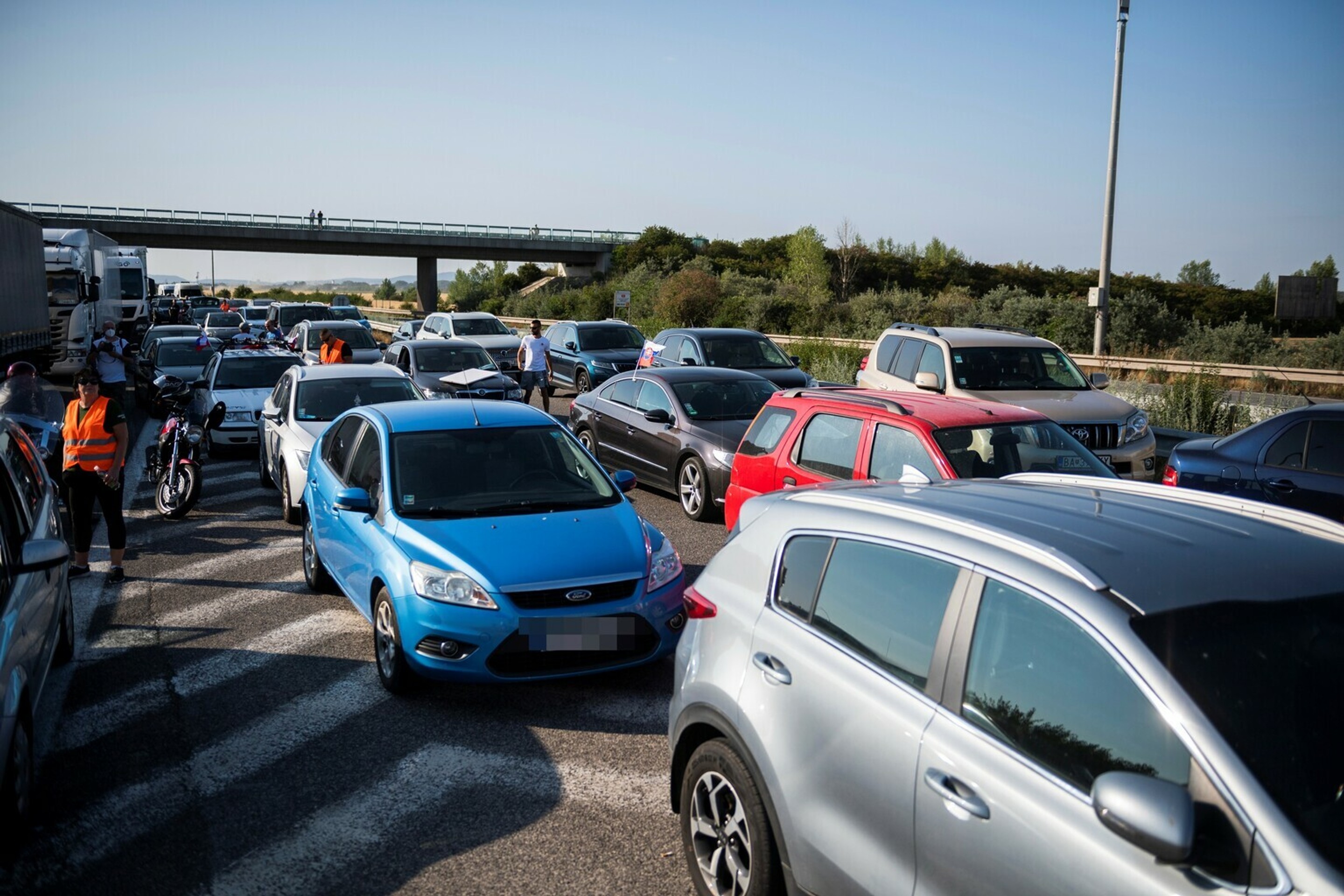 Na snímke pendleri blokujú diaľničný hraničný priechod Čunovo-Rajka.
