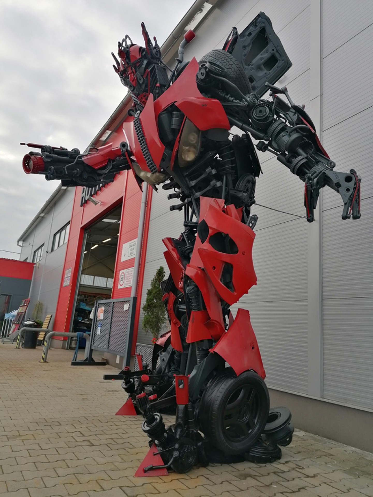 Transformer pred železiarstvom v Humennom.