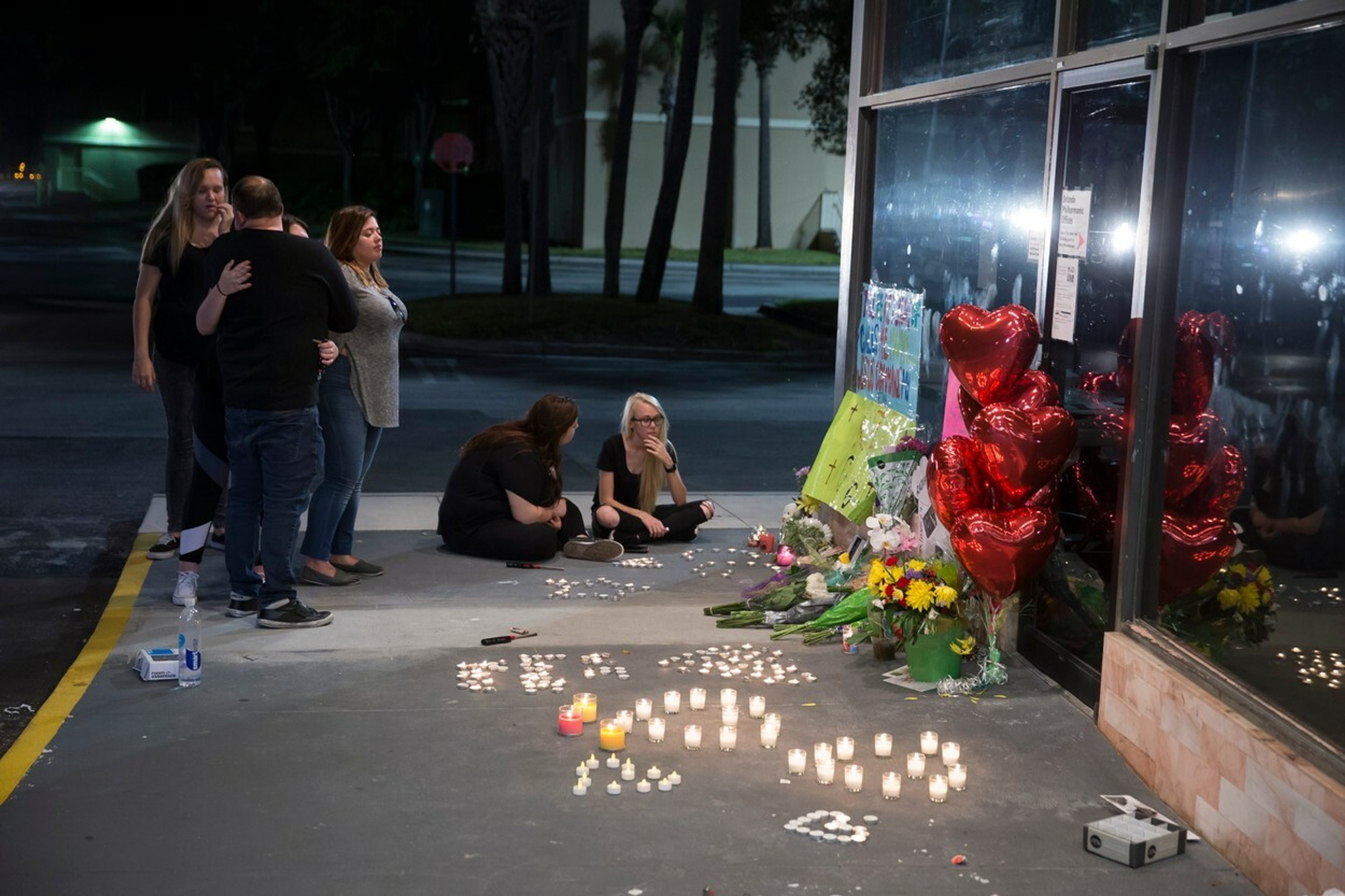 Ľudia smútia a ukladajú sviečky na mieste, kde zabili Christinu Grimmie.