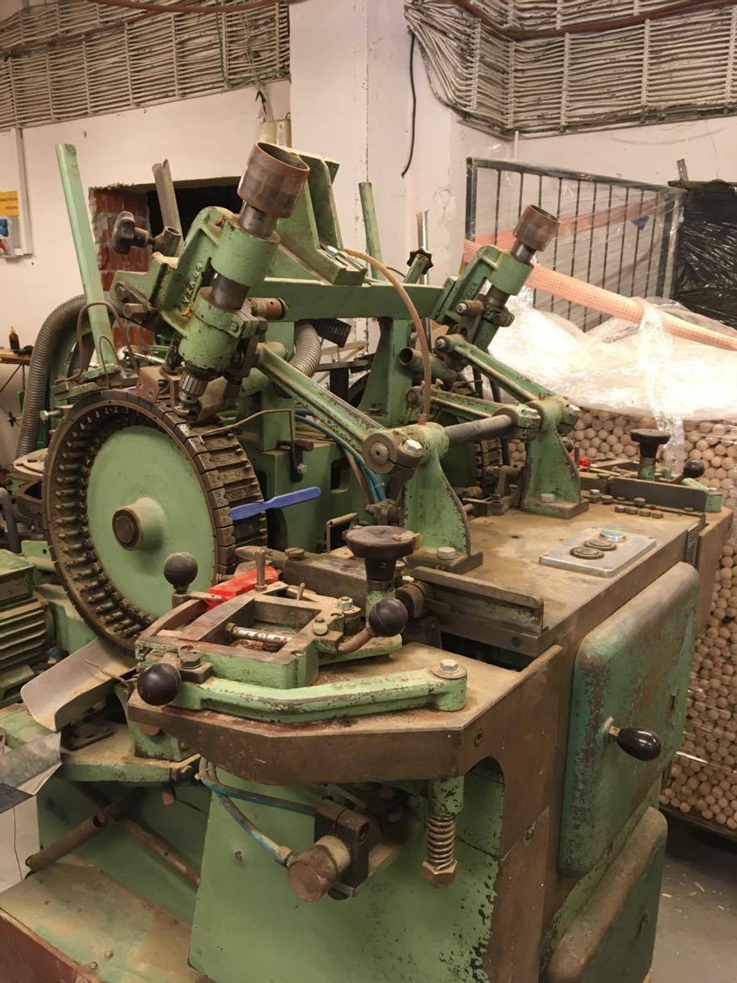 Stroj na výrobu drevených kefiek