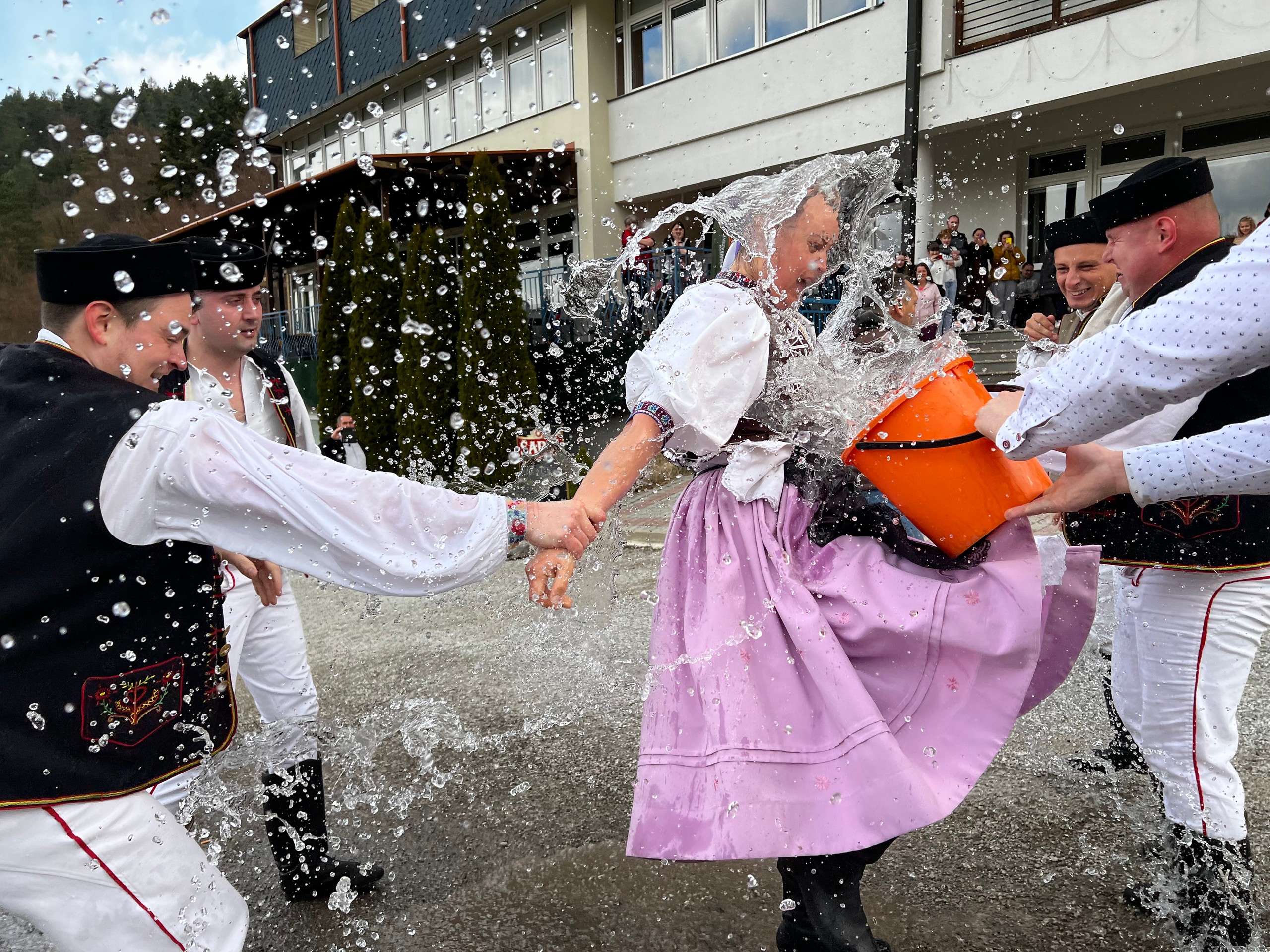 Členovia Folklórneho súboru Krompašan z Krompách oblievali a šibali svoje kolegyne nielen v meste, ale i v susednej obci Slovinky.