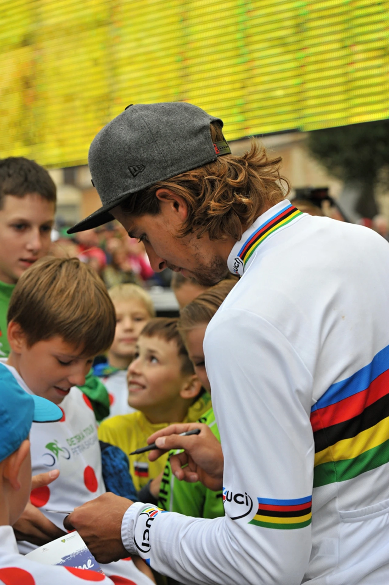 Peter Sagan rozdáva podpisy fanúšikom na Mariánskom námestí v Žiline.