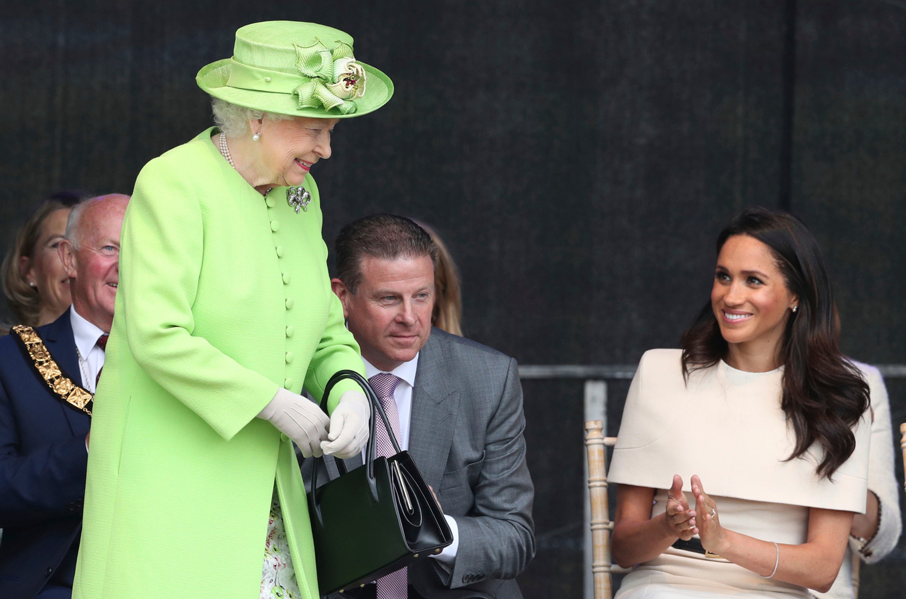 Meghan Markle robila spoločnosť kráľovnej Alžbete II. na oficiálnom otvorení nového mostu.