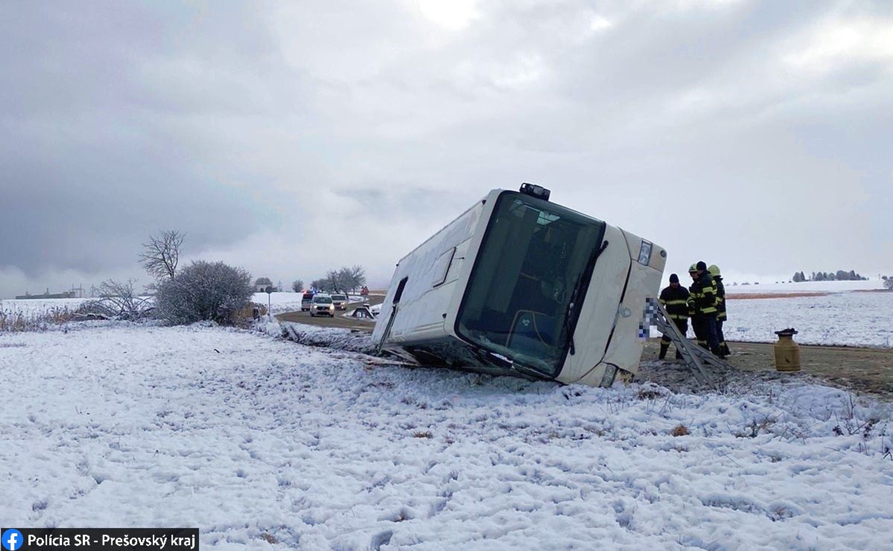 Prevrátený autobus za Popradom.