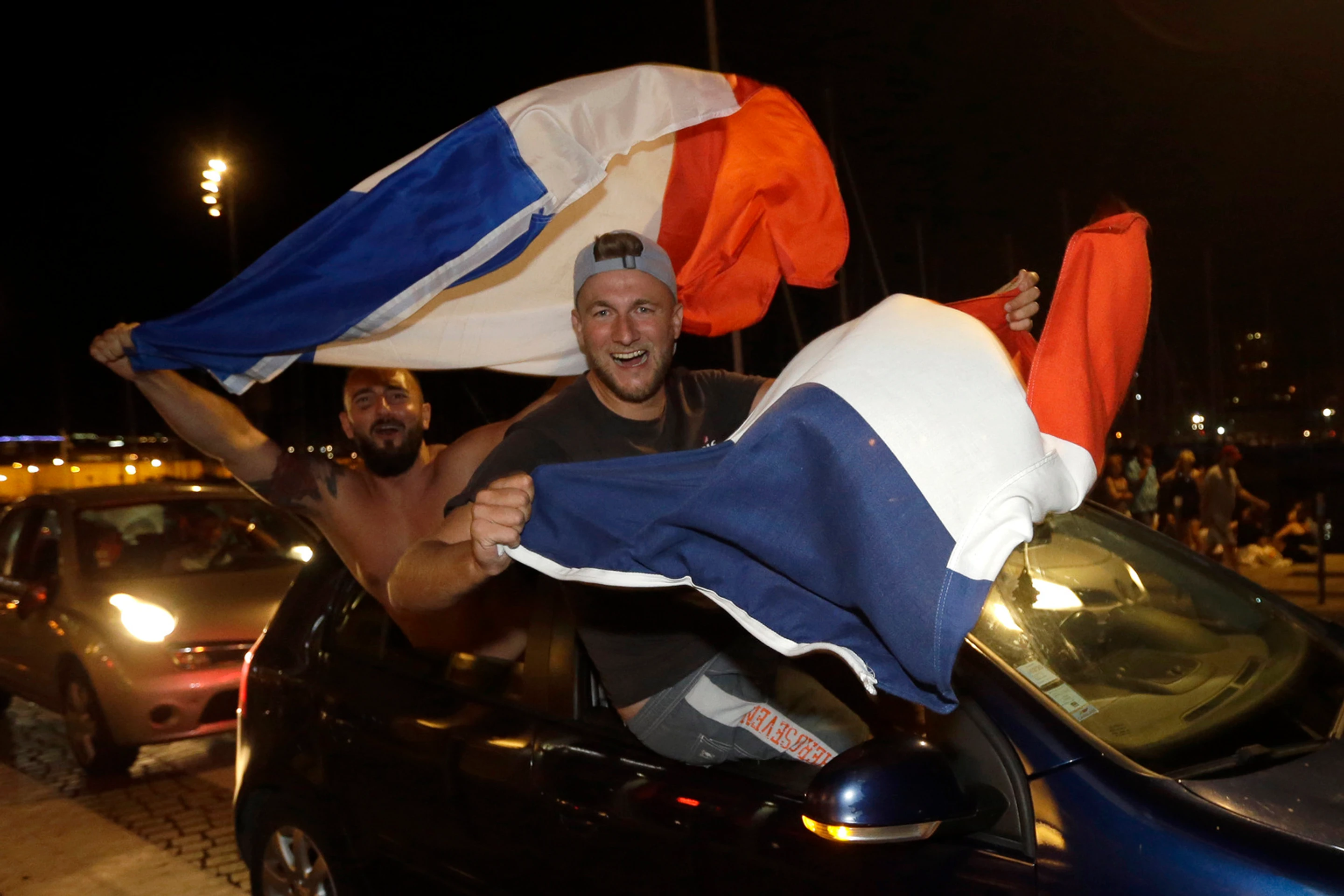 Fanúšik Francúzska s národnou vlajkou po postupe reprezentácie do finále MS 2018.