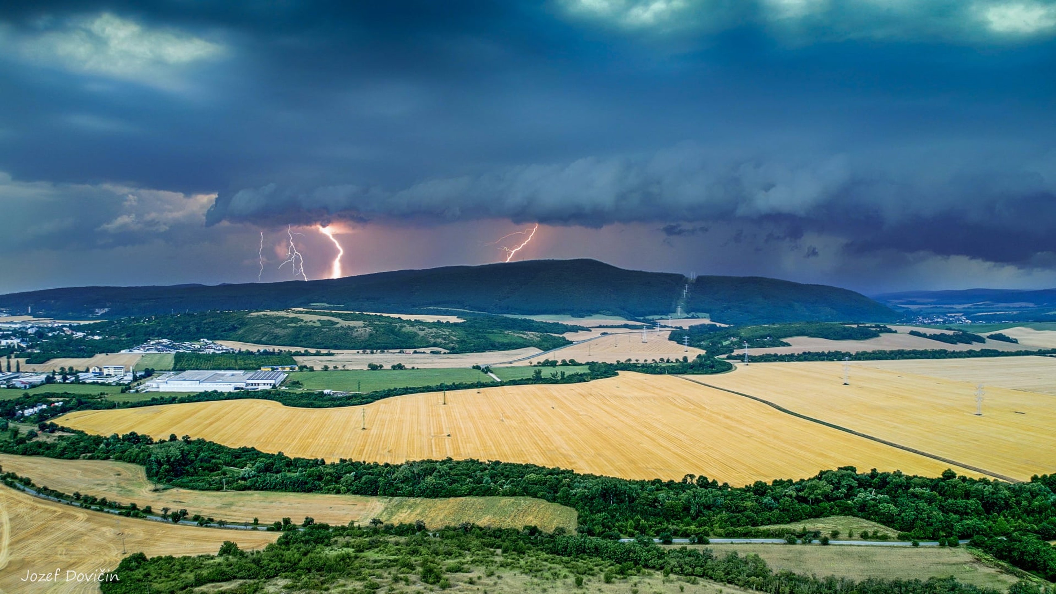 Búrkový mrak s bleskami nad Dolným Srním.