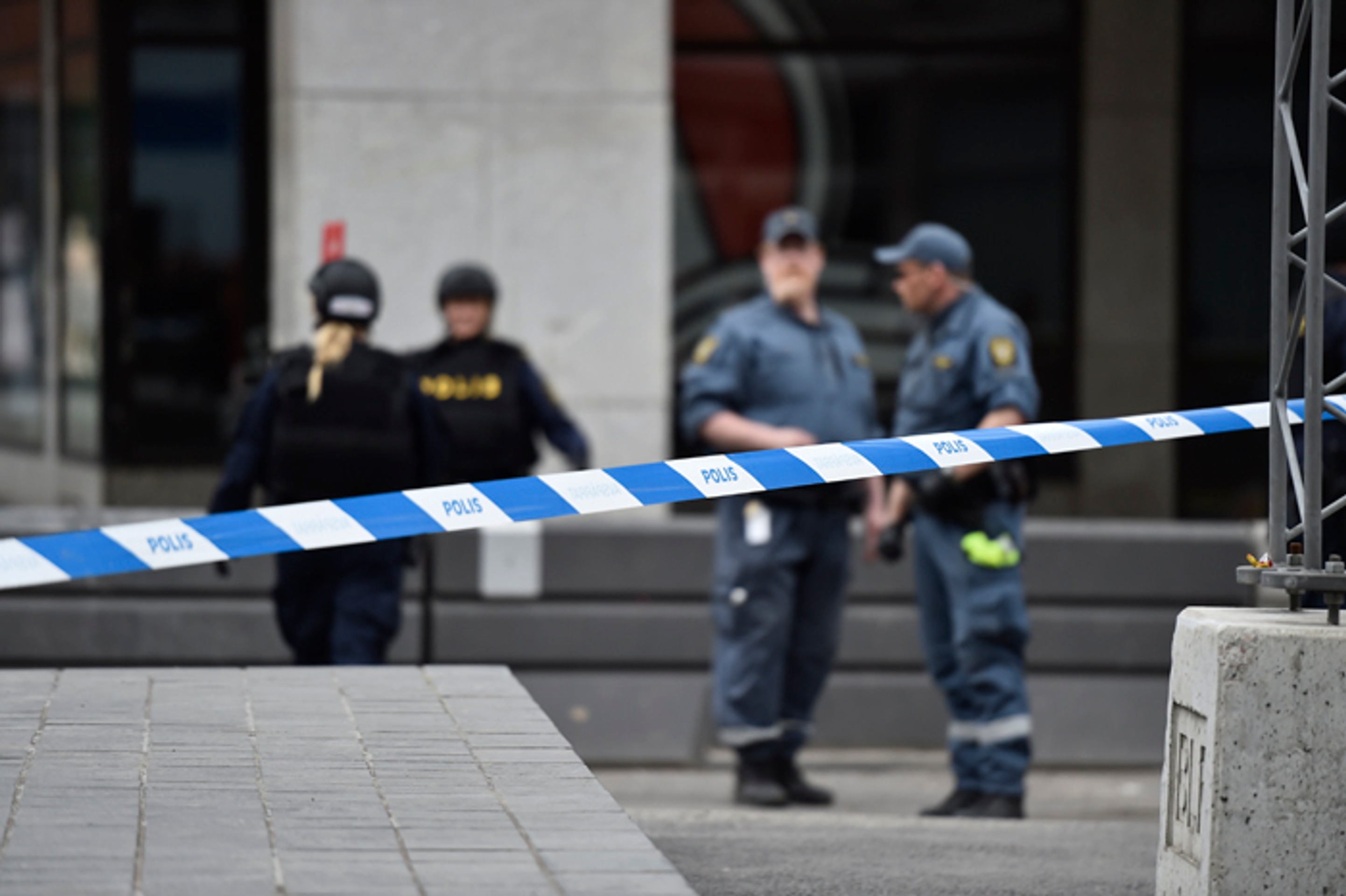 Policajná páska ohradila miesto v centre Štokholmu, kde auto vrazilo do niekoľkých ľudí.