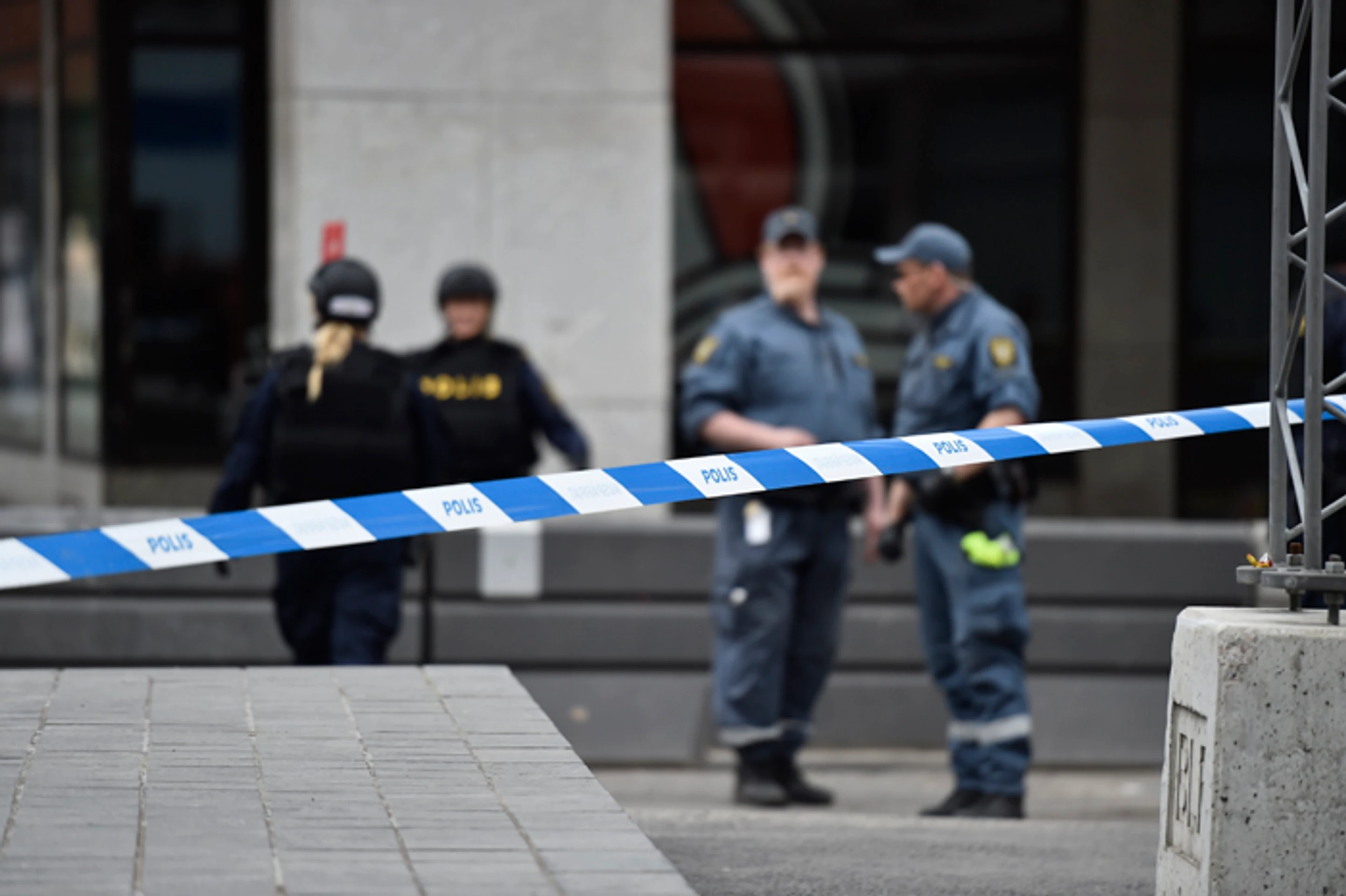 Policajná páska ohradila miesto v centre Štokholmu, kde auto vrazilo do niekoľkých ľudí.