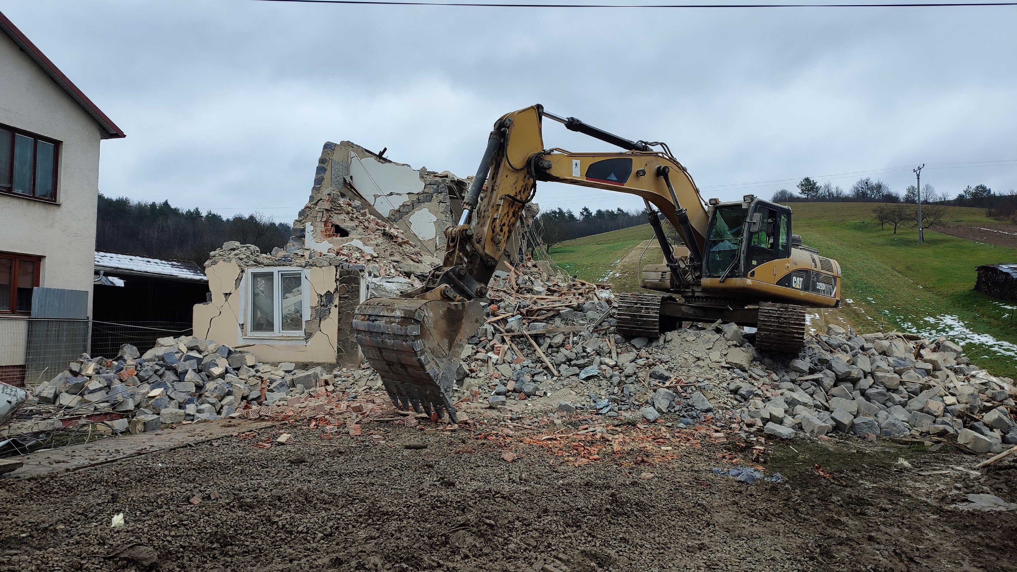 Búranie zemetrasením poškodeného domu v Baškovciach