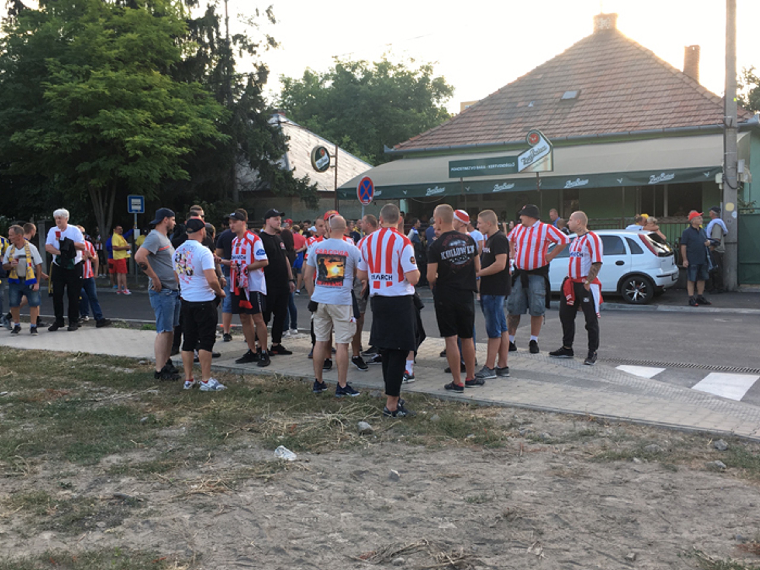 Bezpečnostná služba kontroluje pred zápasom s DAC Dunajská Streda fanúšikov Cracovie Krakov.