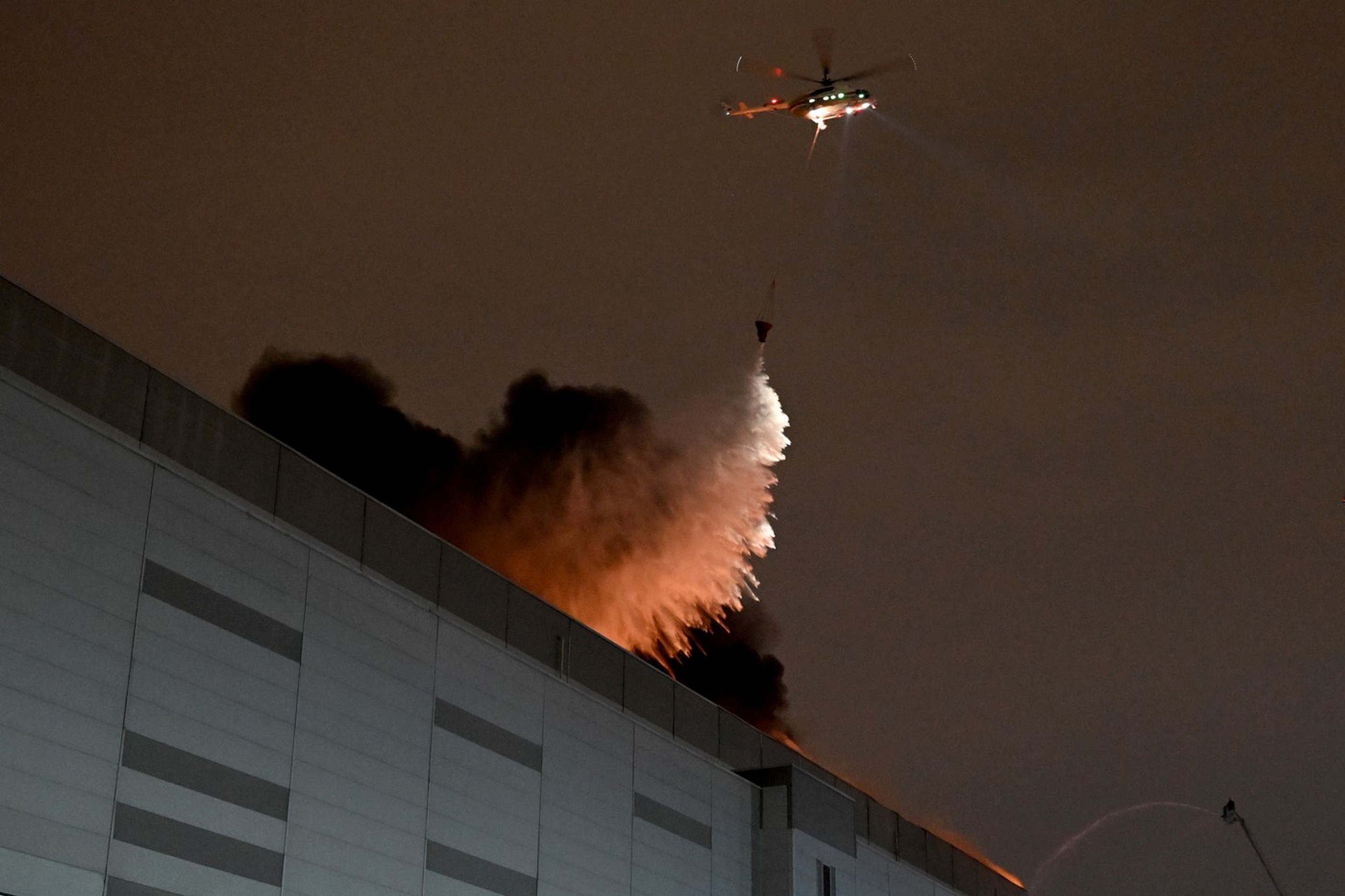 Helikoptéra hasí požiar budovy v Moskve.