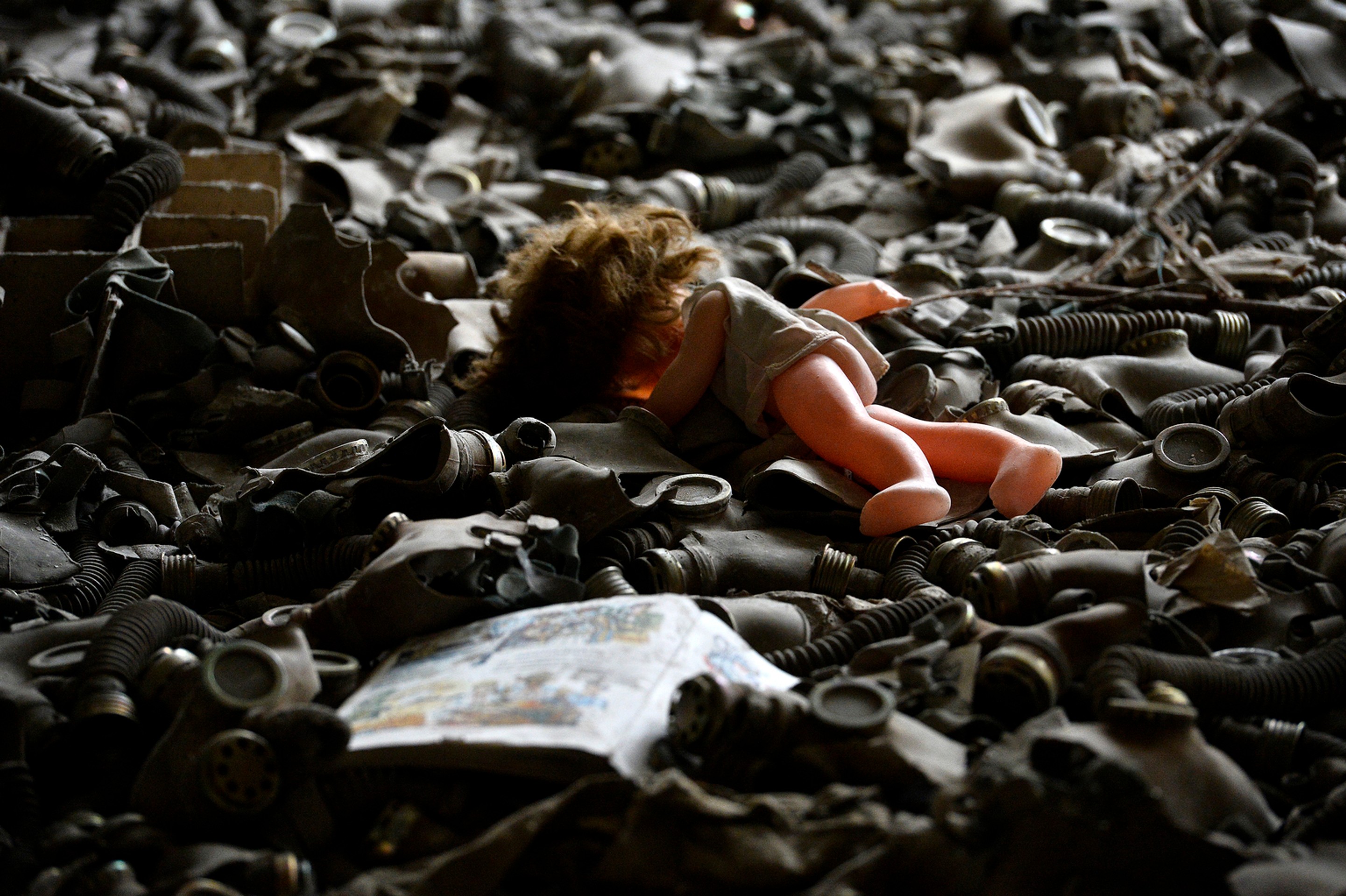 Plynové masky a bábika na podlahe ZŠ v ukrajinskom meste Pripiať, ktoré je iba pár kilometrov od atómovej elektrárne Černobyľ.