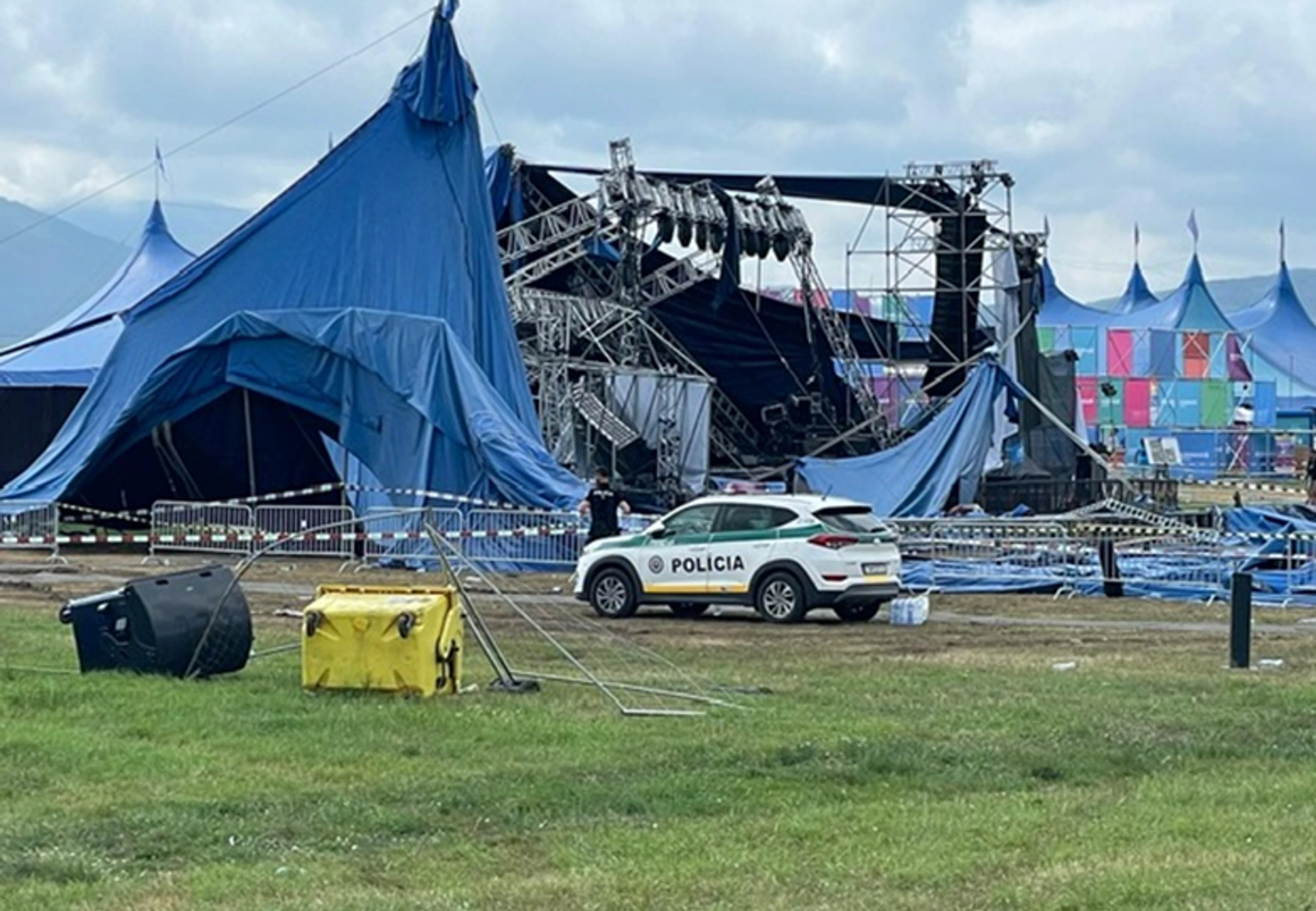 Zničený stan po smršti, ktorá sa prehnala aj počas festivalu Pohoda.