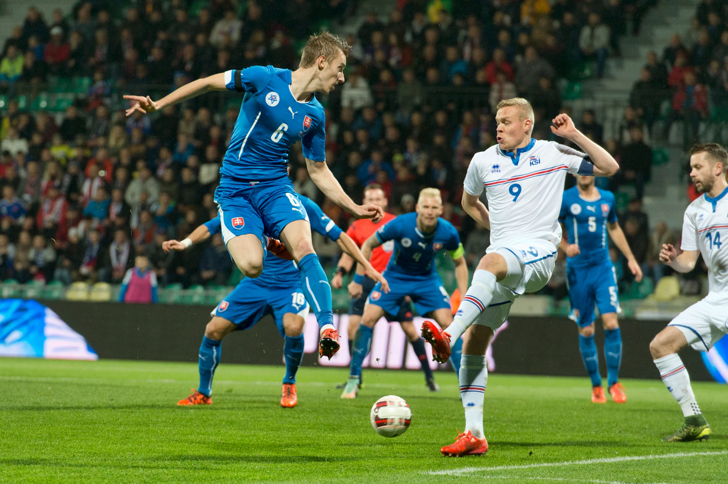 V popredí vľavo Ján Greguš a vpravo Kolbeinn Sigthórsson (Island) v prípravnom futbalovom zápase Slovensko