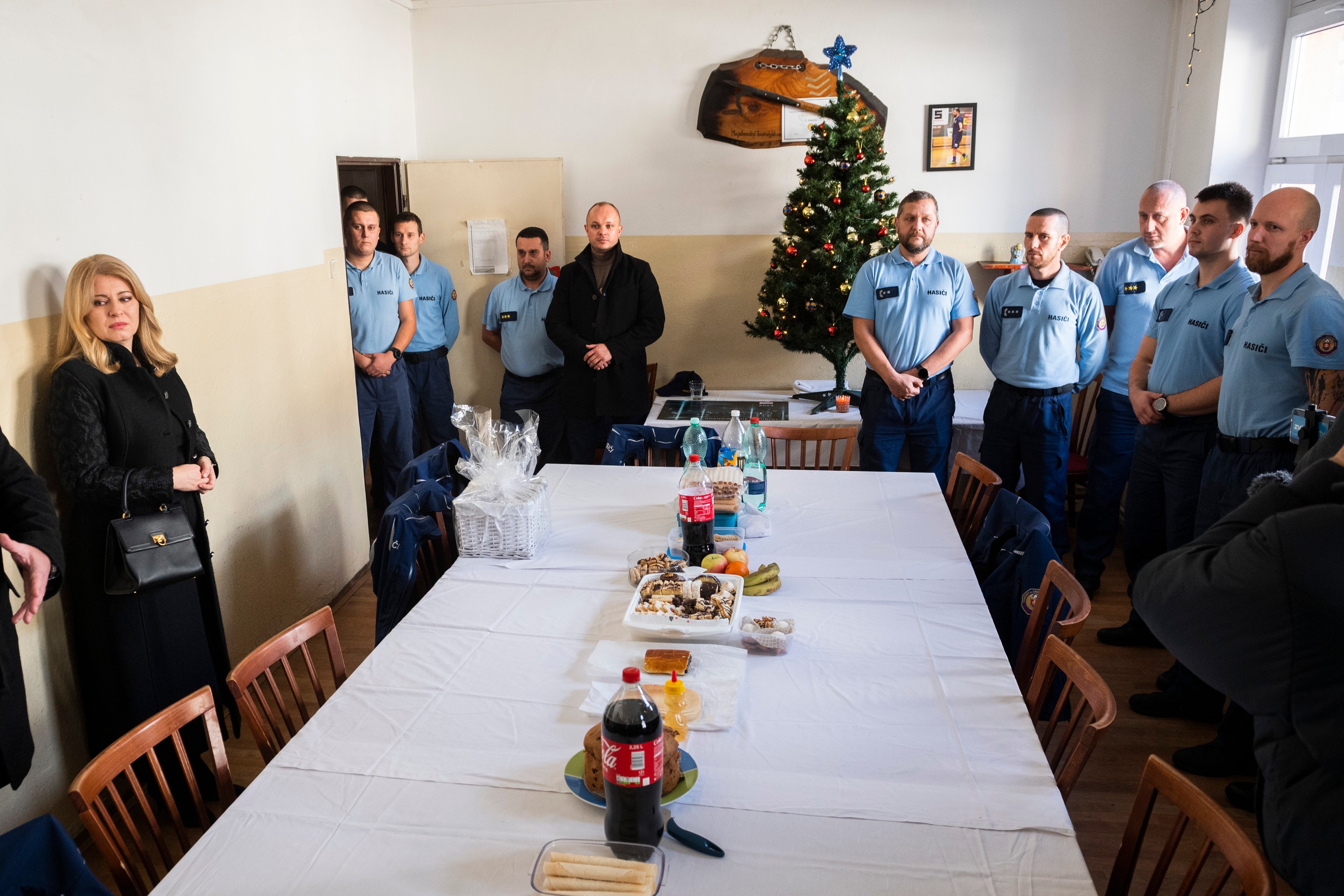 Vľavo prezidentka SR Zuzana Čaputová počas stretnutia s príslušníkmi Hasičského a záchranného zboru útvaru hlavného mesta SR Bratislavy.