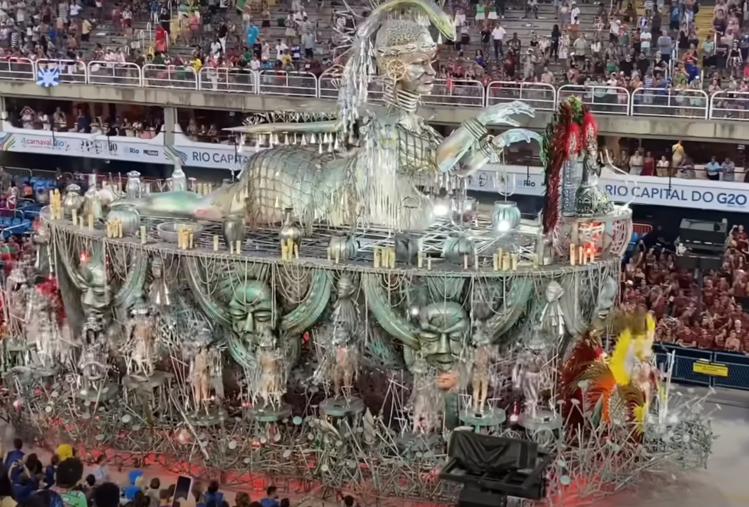 Voz, na ktorom bol Lukáš v rámci sprievodu. 