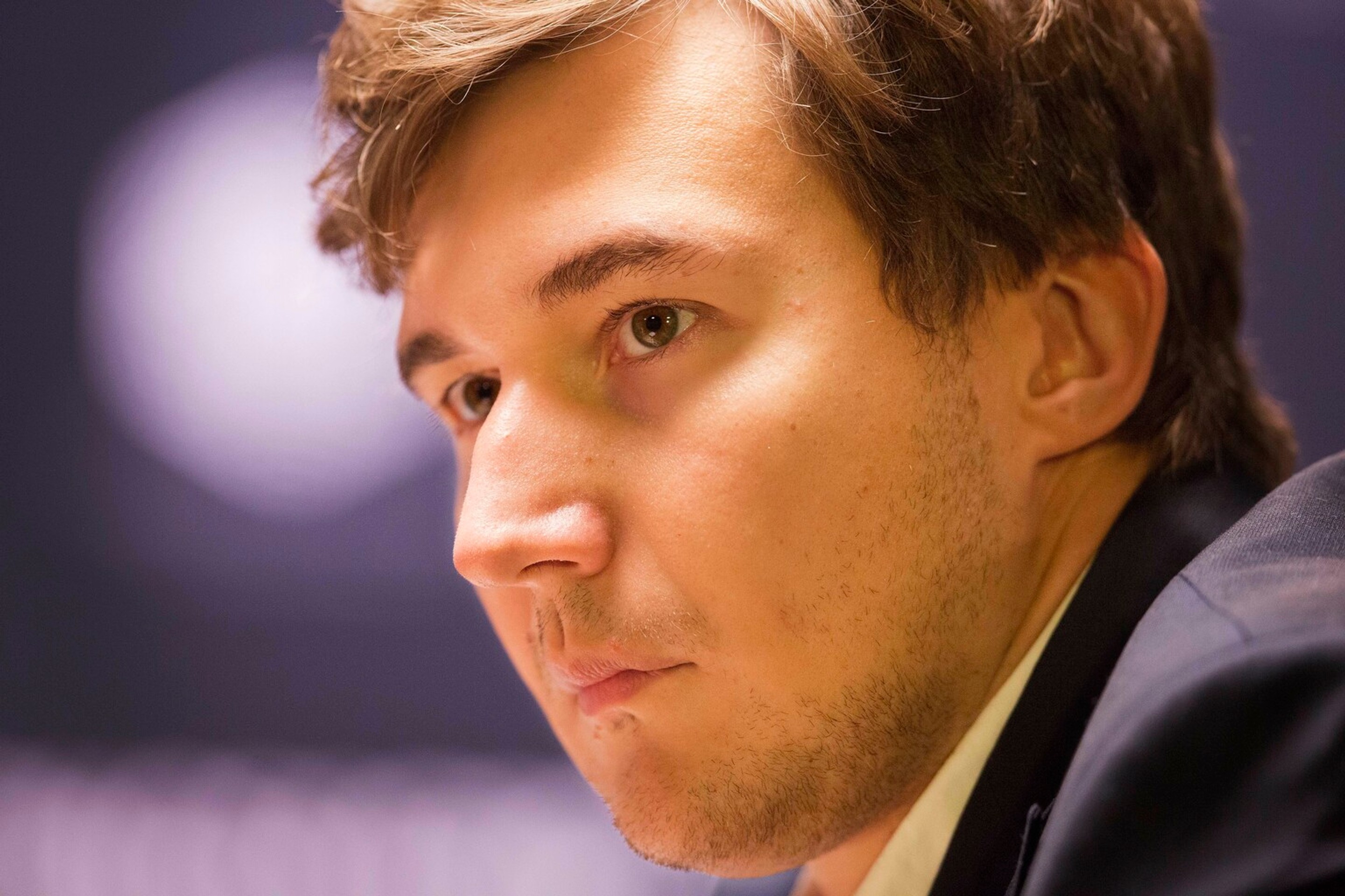 Nórsky úradujúci majster sveta Magnus Carlsen ťahá bielou vežou a berie čiernu figúrku vyzývateľovi Sergejovi Karjakinovi počas 