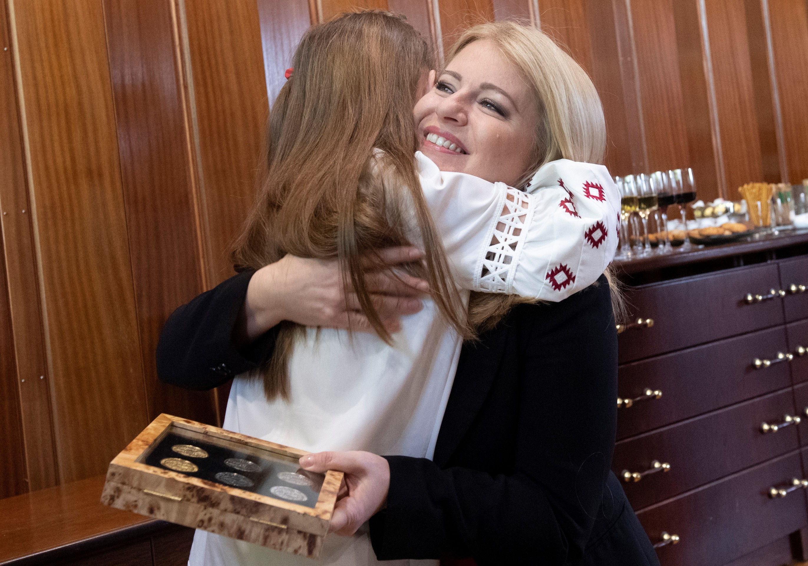 Ukrajinské dievčatko objíma slovenskú prezidentku Zuzanu Čaputovú.