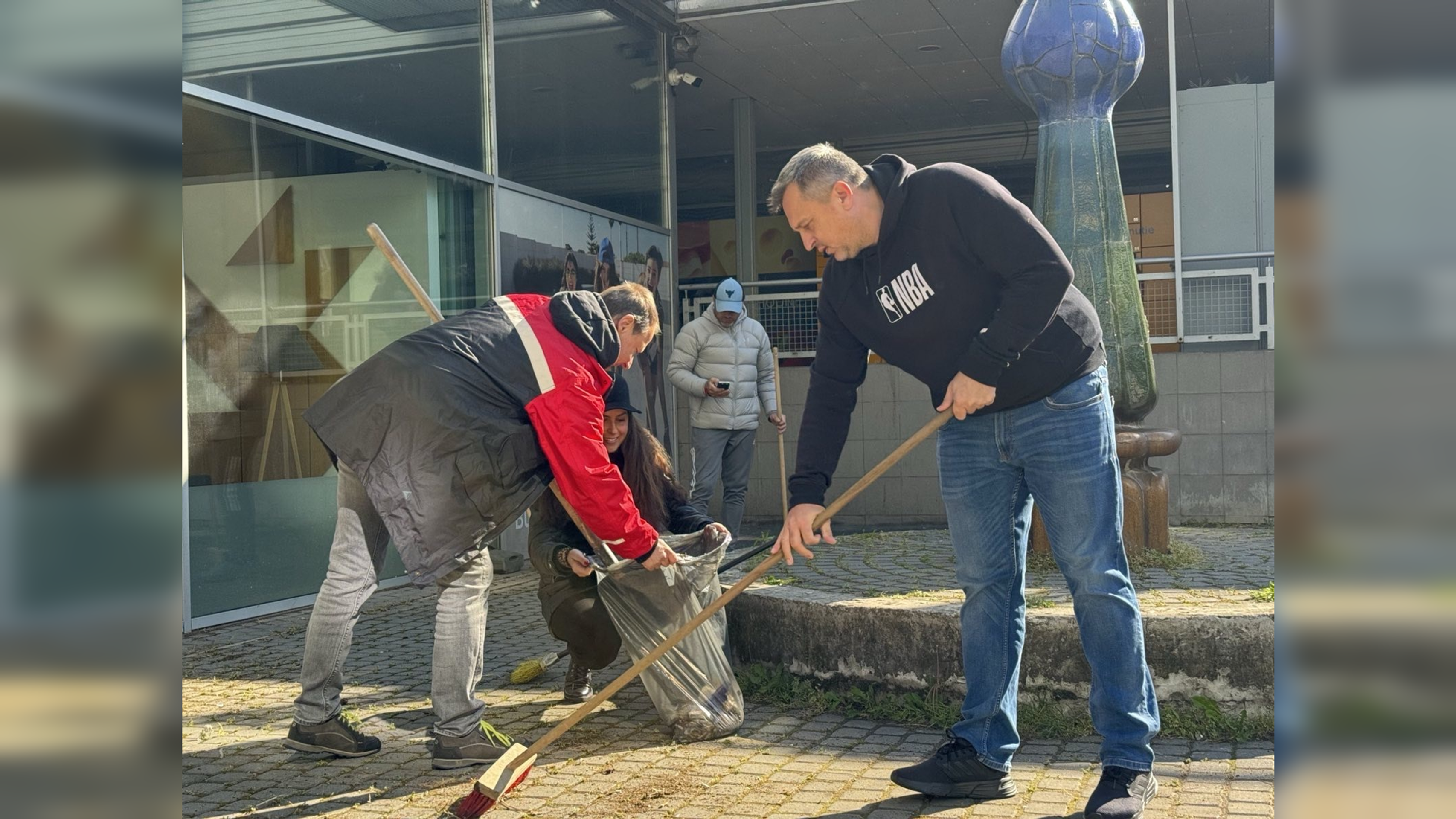 Andrej Danko pri upratovaní sídliska.