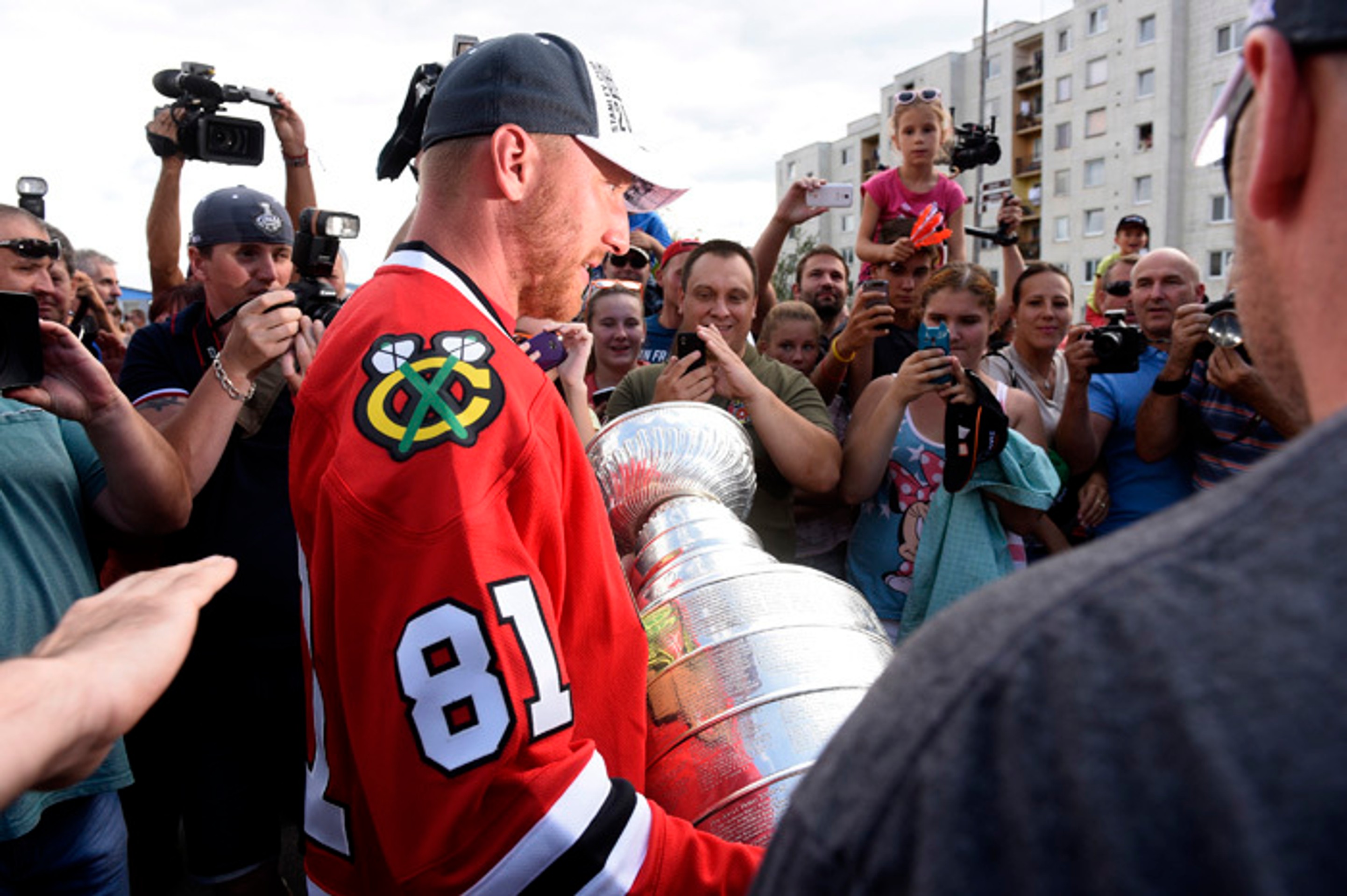  Marián Hossa so Stanleyho pohárom na ceste cez mesto počas osláv v Trenčíne, ktorá sa začínala medzi panelákmi na sídlisku Juh.