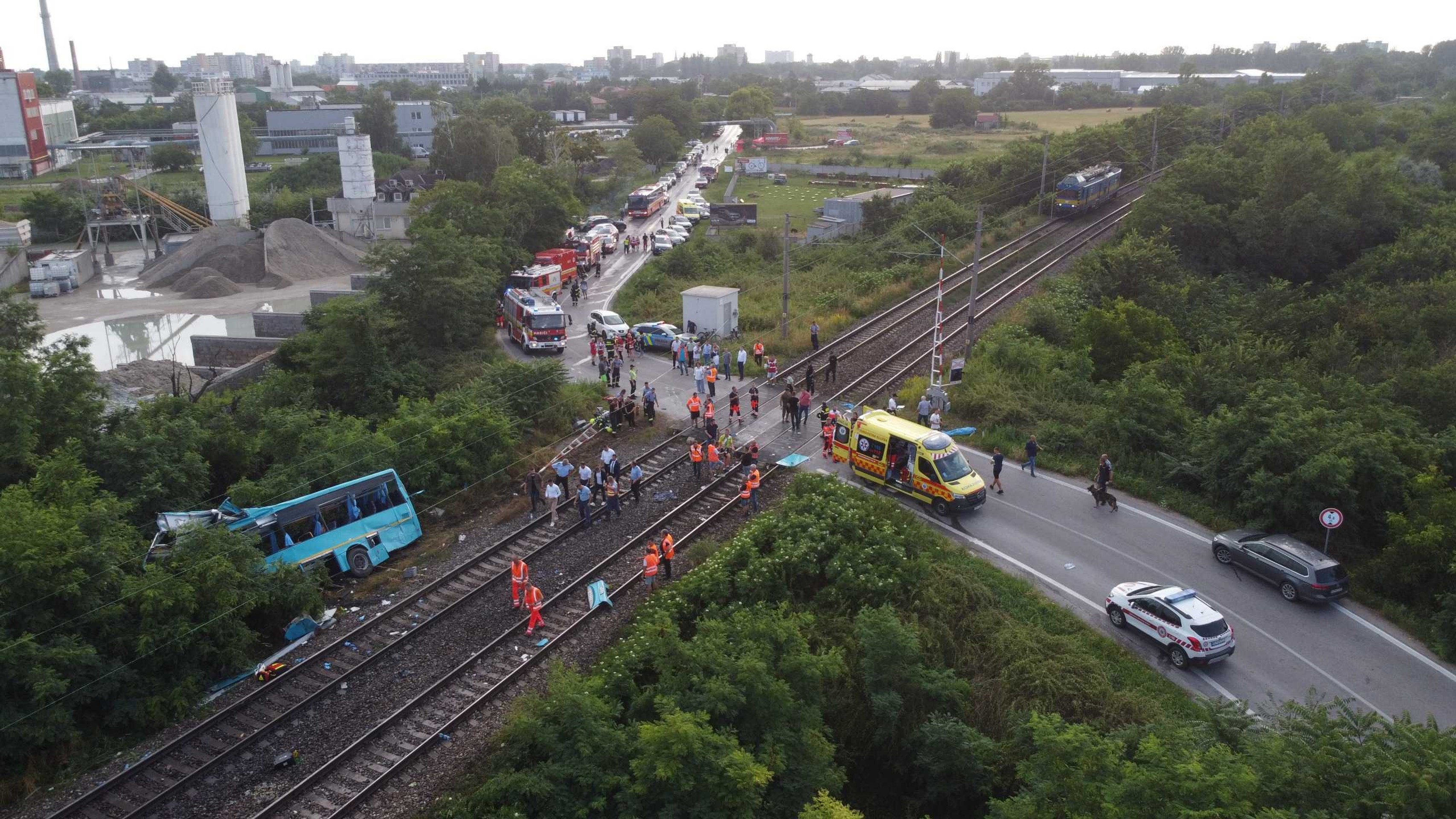 Zrážka vlaku a autobusu pri Nových Zámkoch