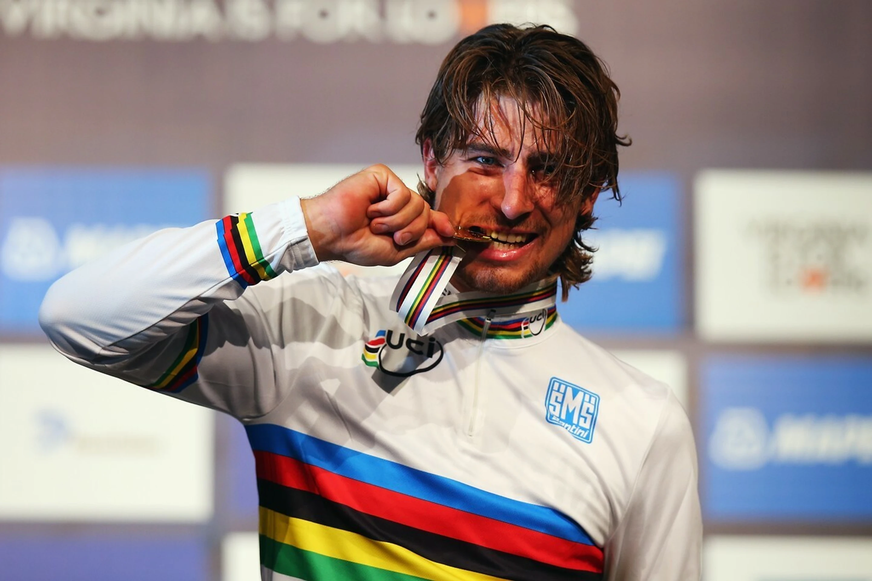 Majster sveta Peter Sagan so zlatou medailou v ústach.