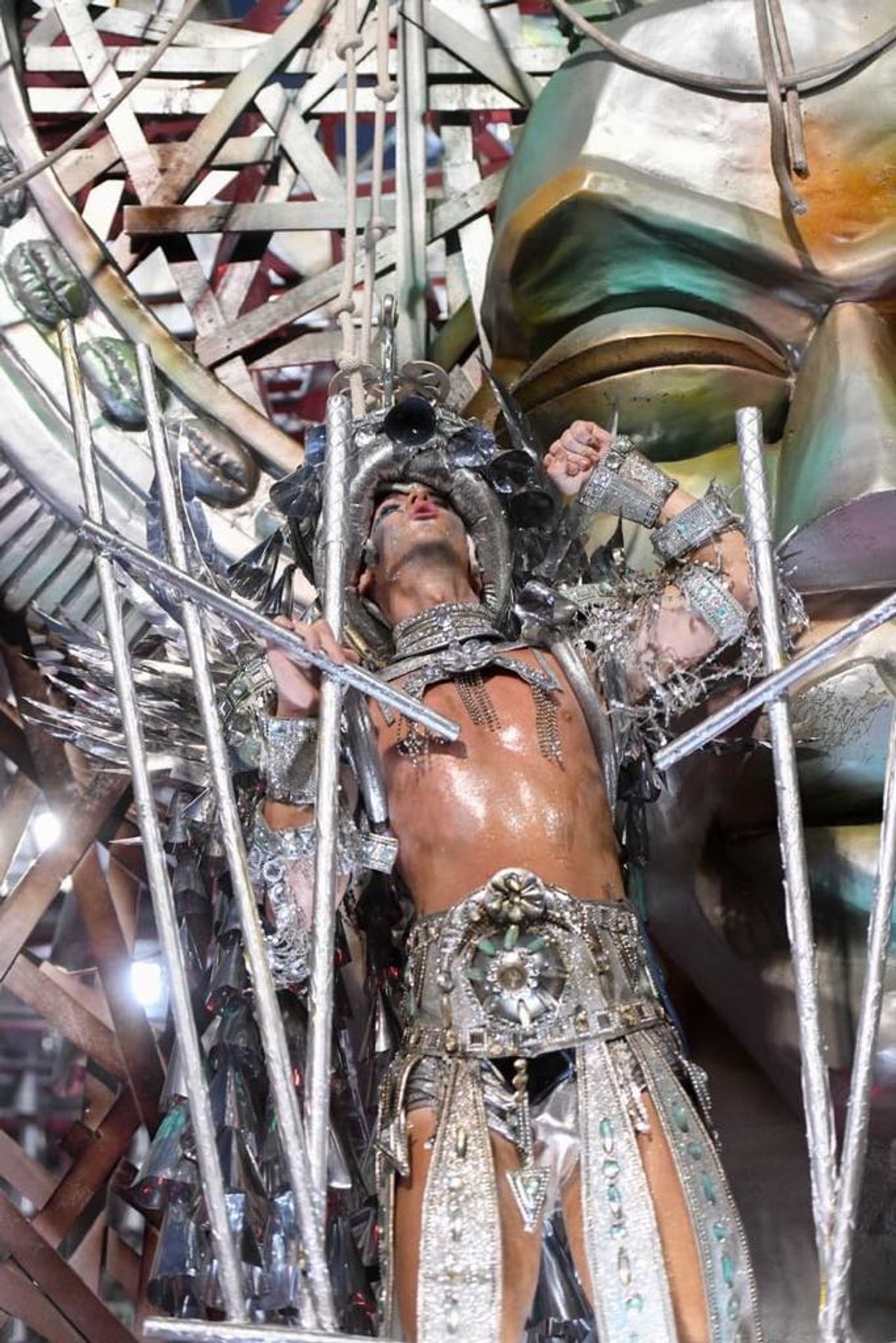 Lukáš v sprievode. 