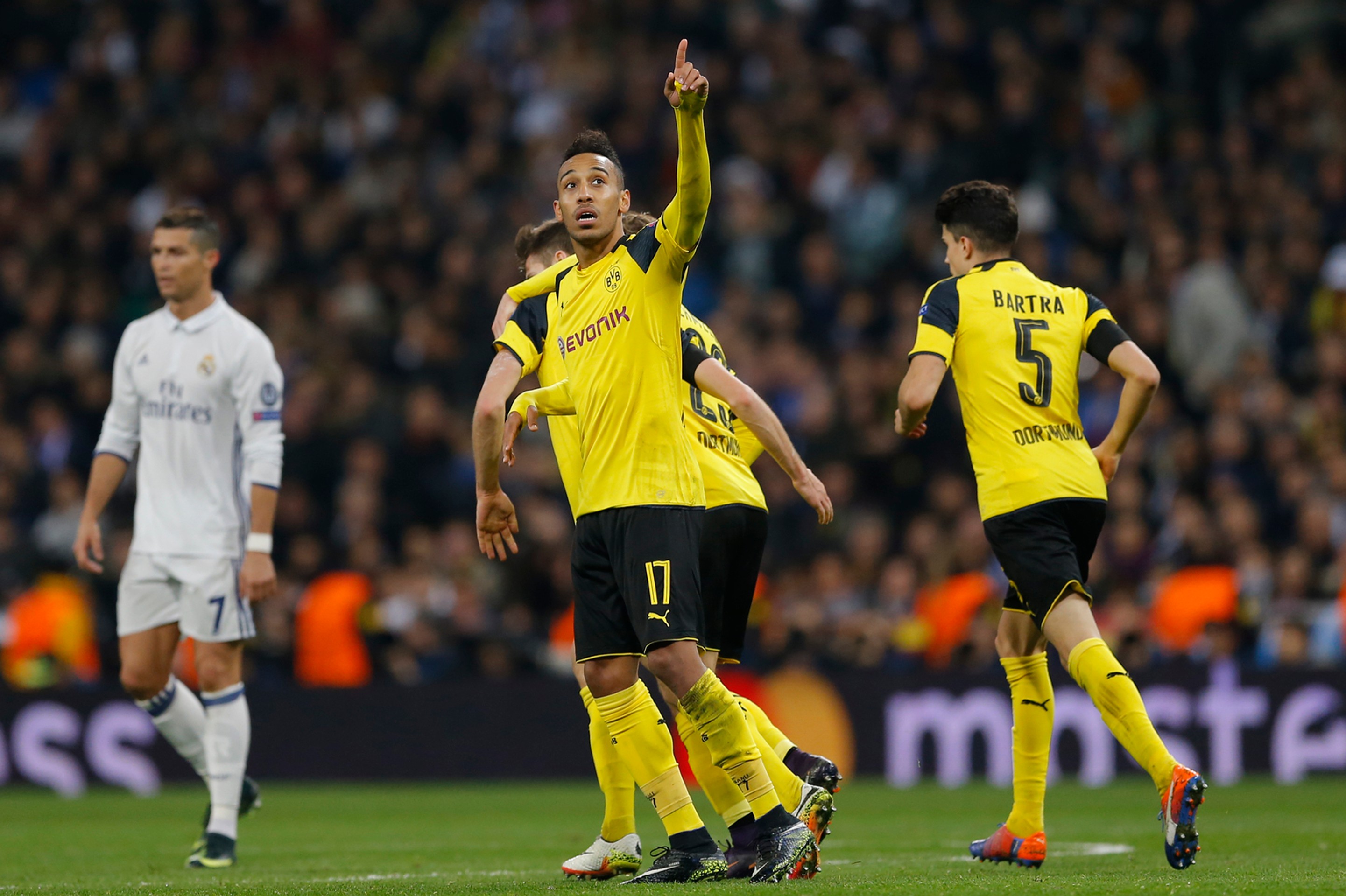 Pierre-Emerick Aubameyang z Dortmundu jasá po góle v dueli LM na pôde Realu Madrid.