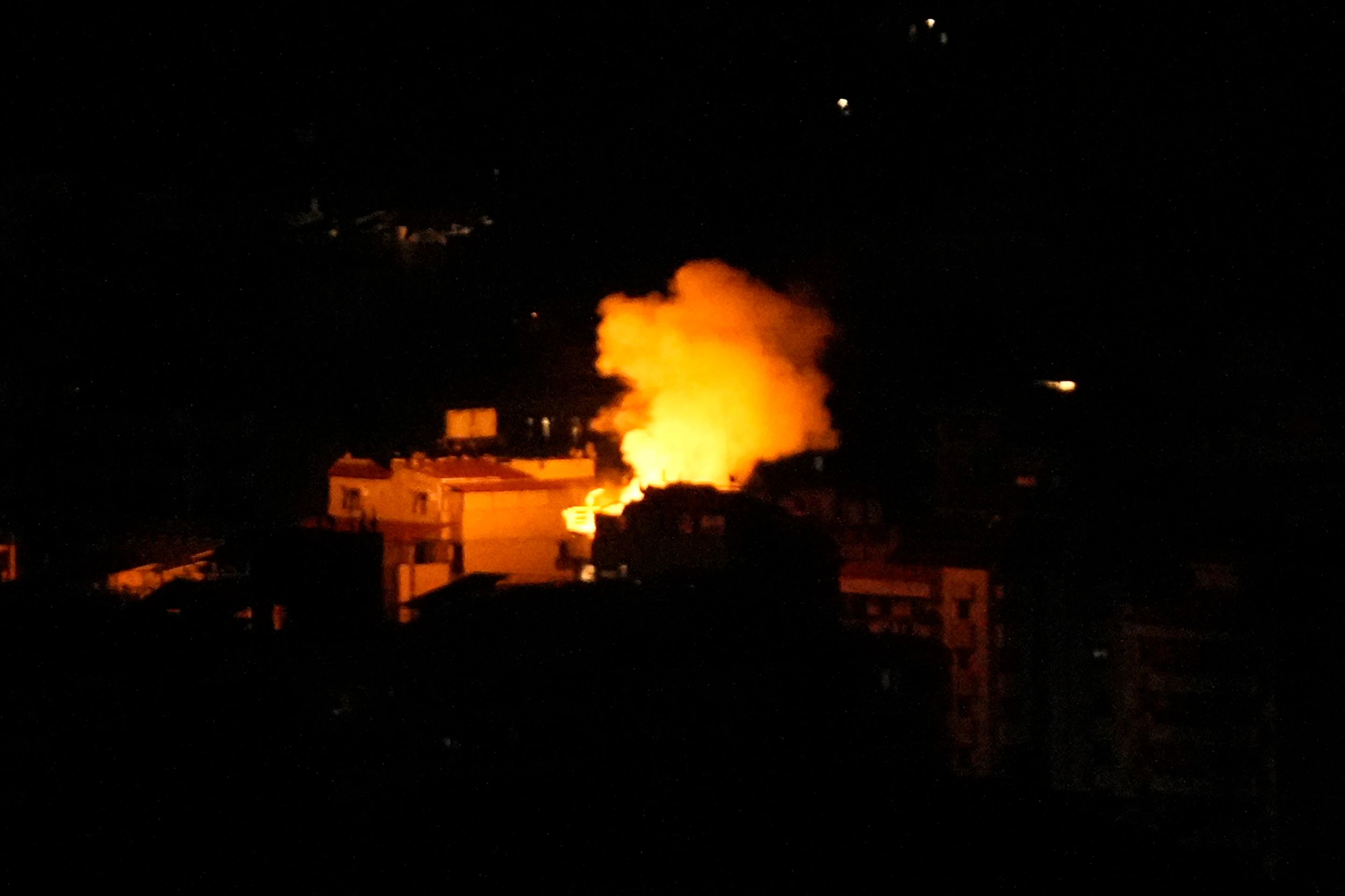 Izrael začal pozemnú operáciu na juhu Libanonu.
