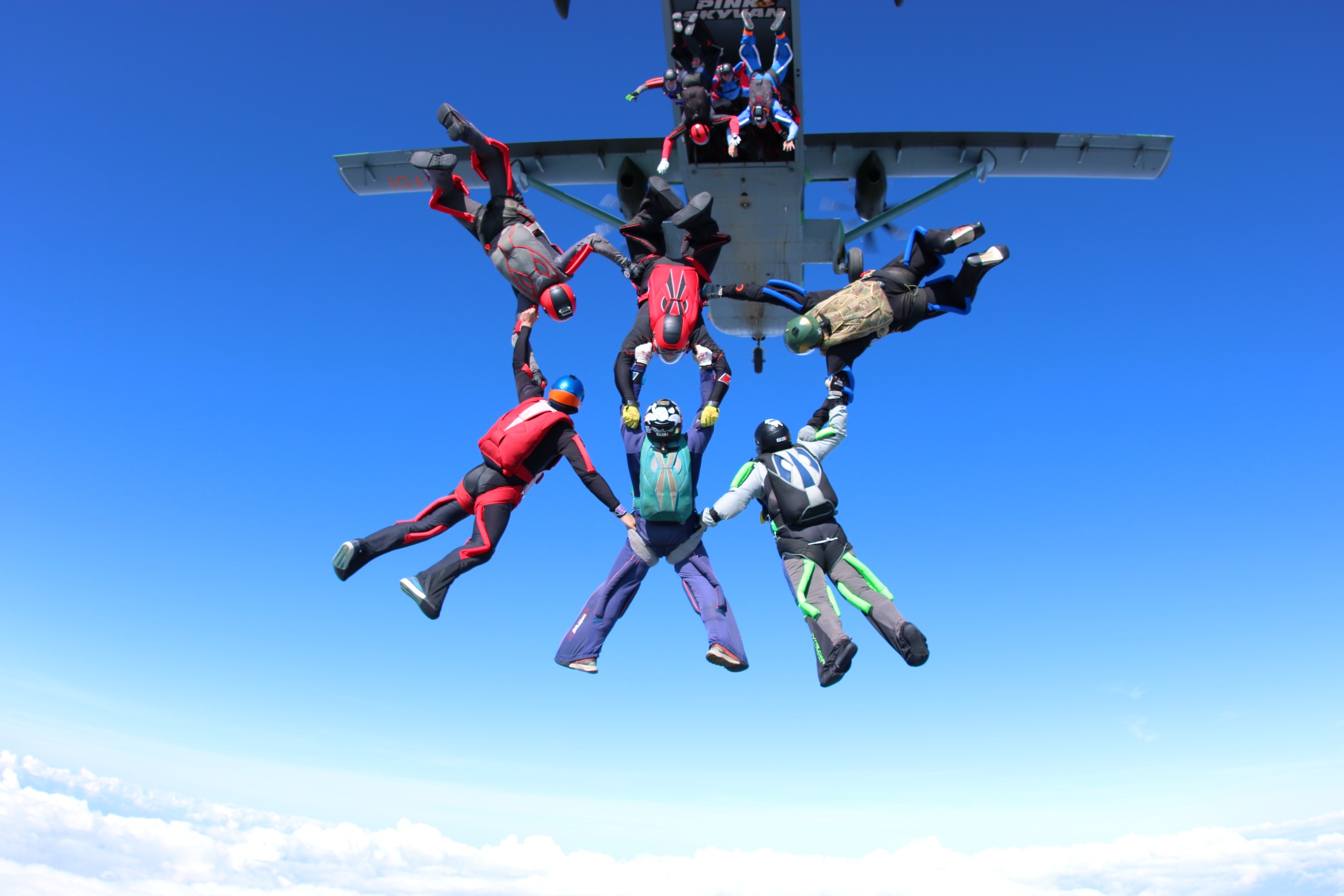 Rekordný zoskok parašutistov