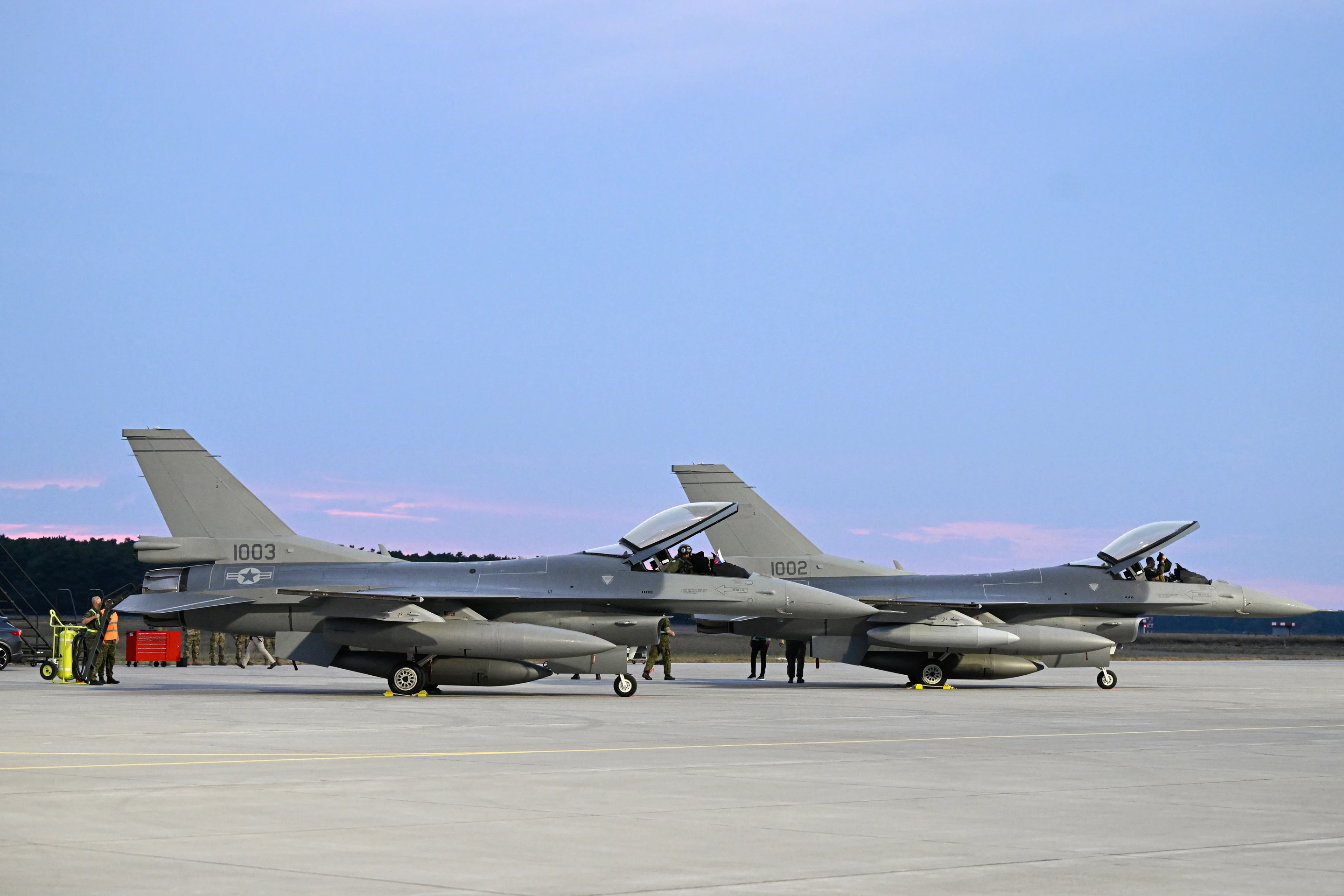 Stíhačky F-16 americkej výroby, ktoré pristáli v priestoroch Leteckej základne Malacky-Kuchyňa.