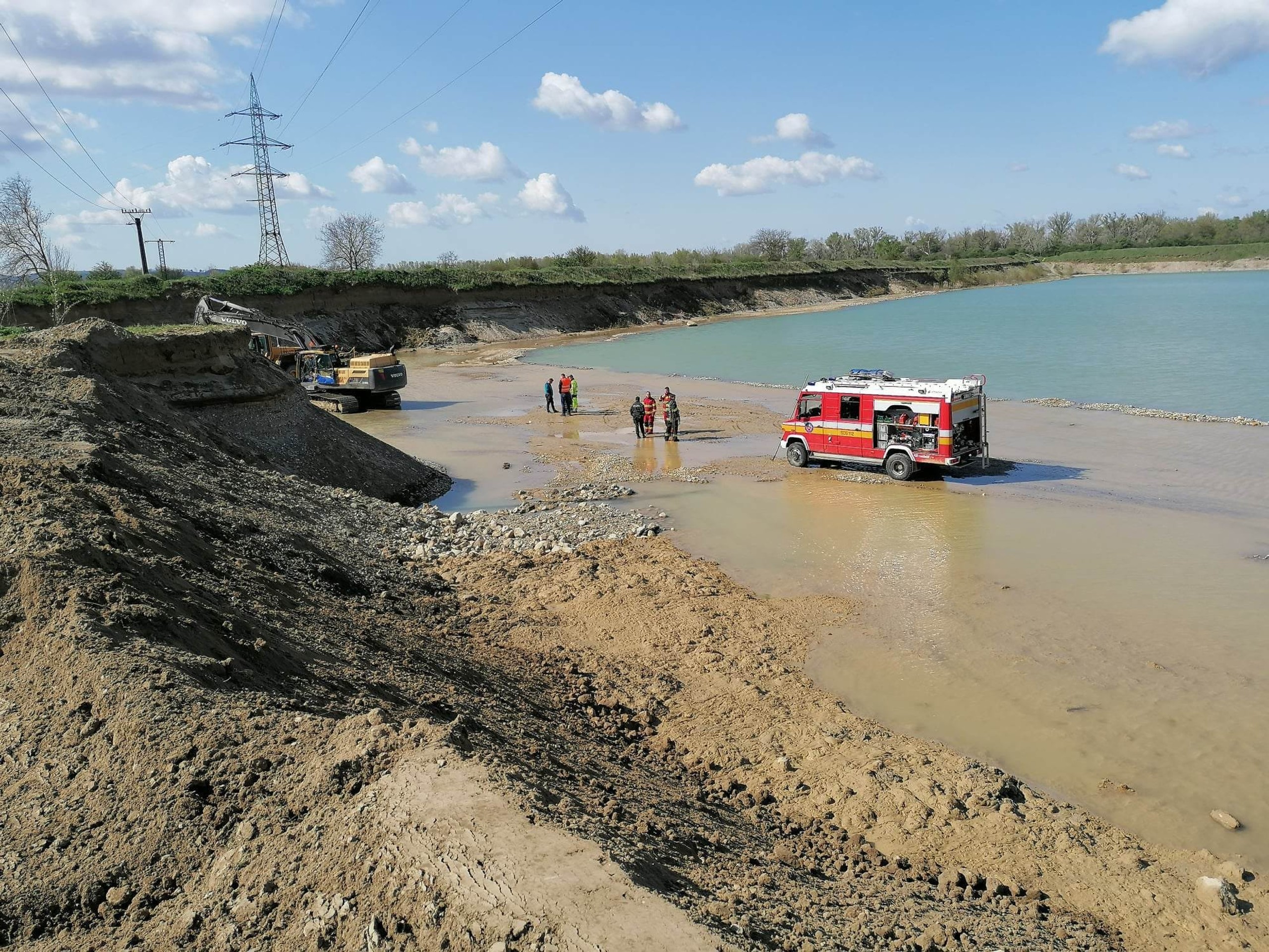 Na štrkovisku sa prevrátil bager.