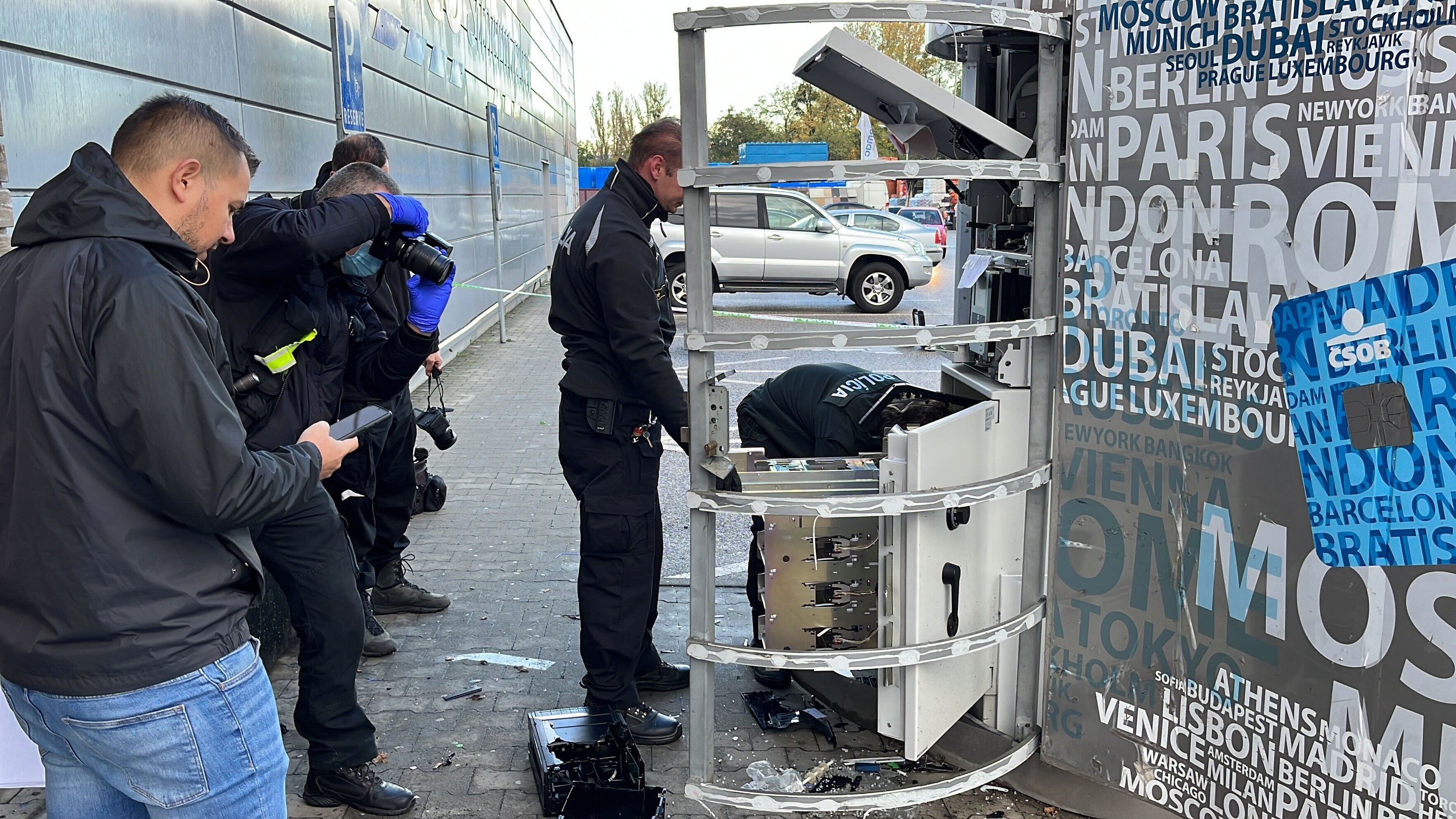 Zničený bankomat v Ivanke pri Dunaji.