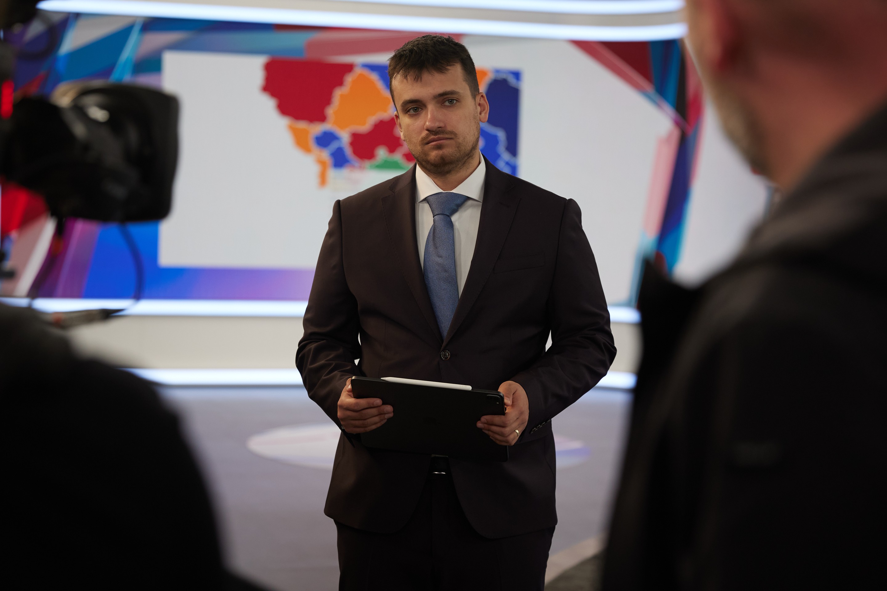 Prípravy na volebnú noc s Adelom Ghannamom.