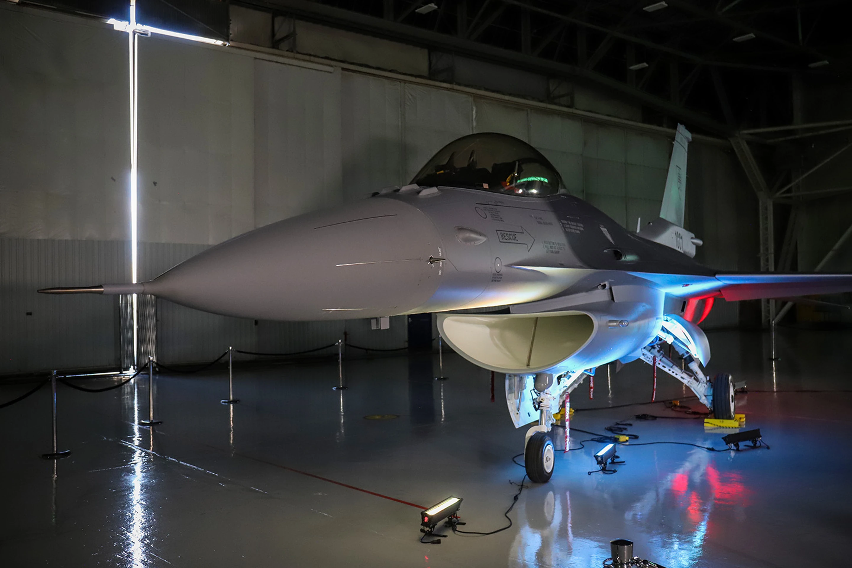 Prvé stíhacie lietadlo F-16 so slovenským znakom.