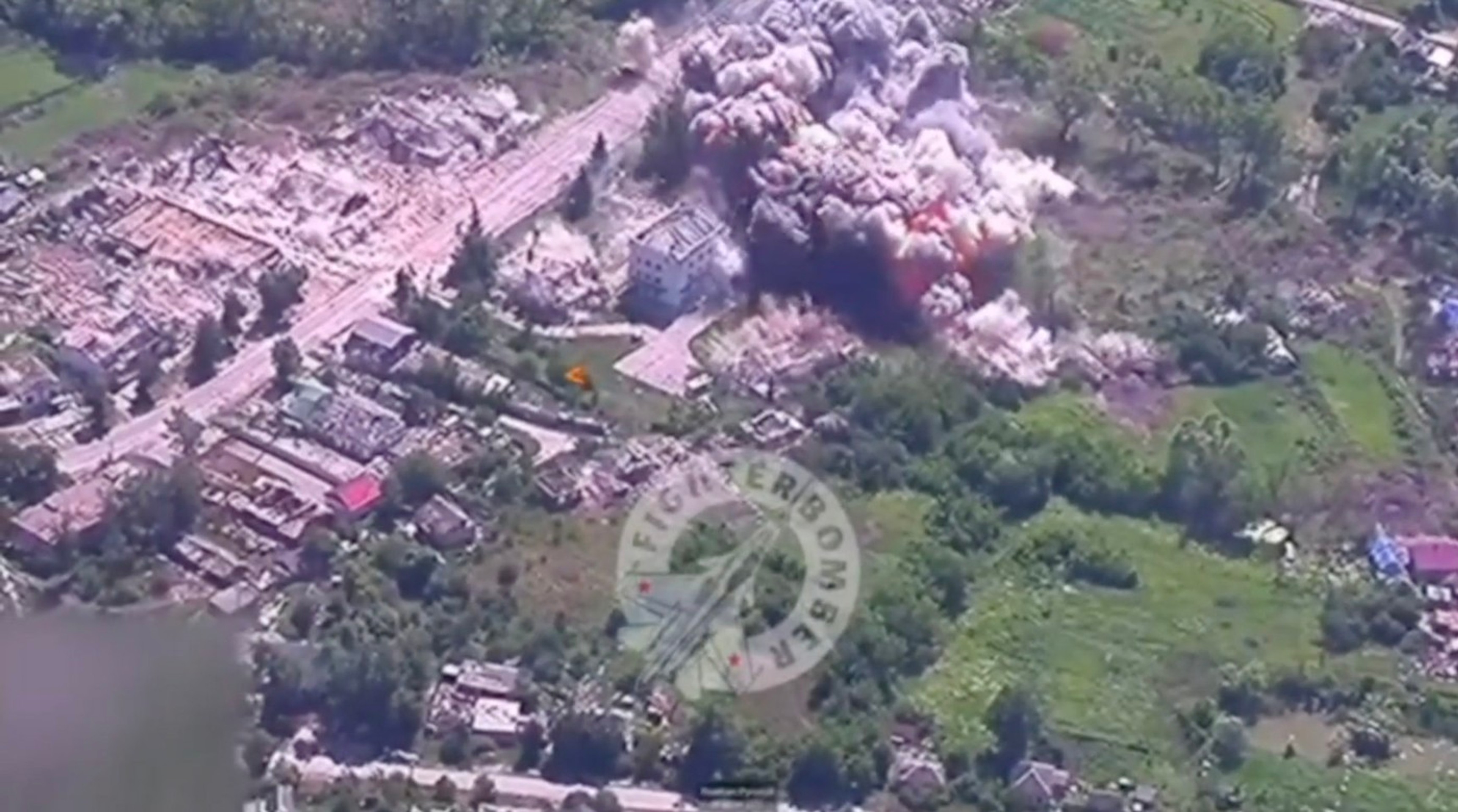 Výbuch kĺzavej bomby FAB-3000.