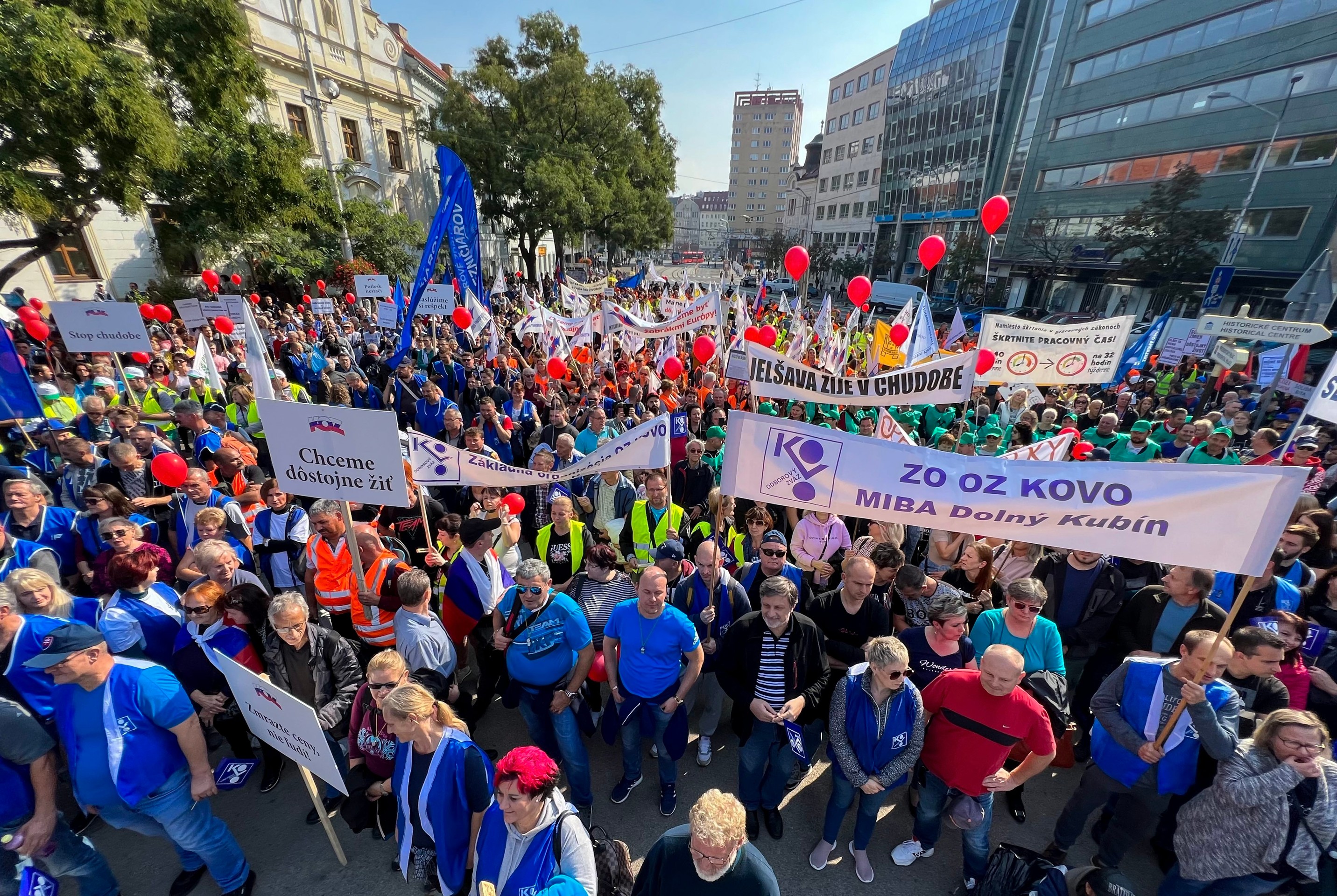 Účastníci demonštrácie Konfederácie odborových zväzov (KOZ) SR proti energetickej chudobe 8. októbra 2022 na námestí v Bratislave