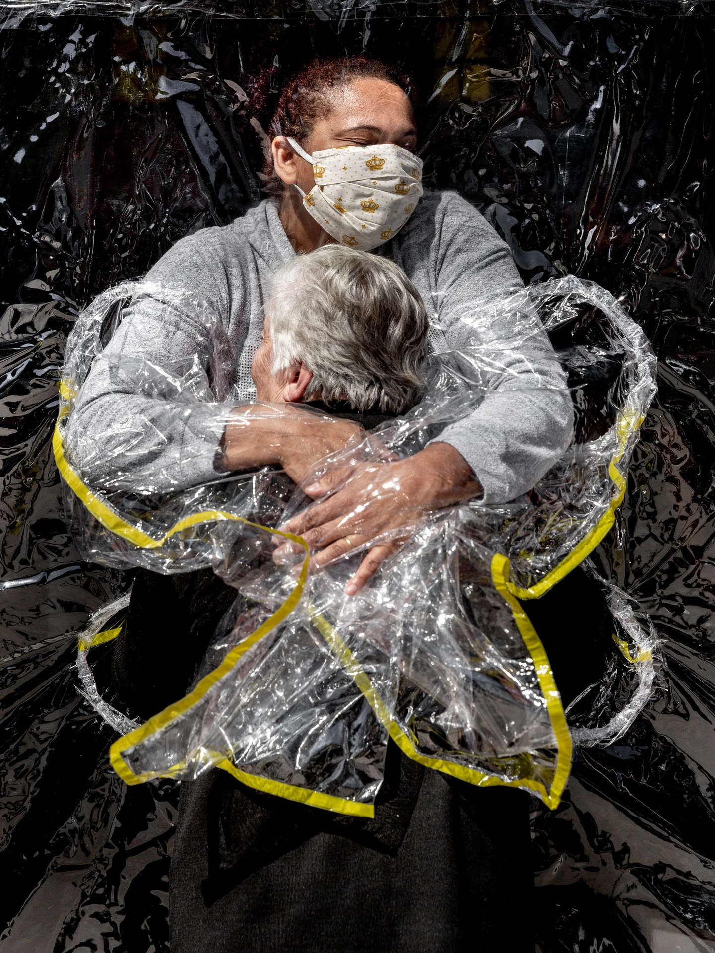 Fotografia s názvom Prvé objatie od dánskeho fotoreportéra Madsa Nissena vyhrala tohtoročnú prestížnu súťaž World Press Photo.