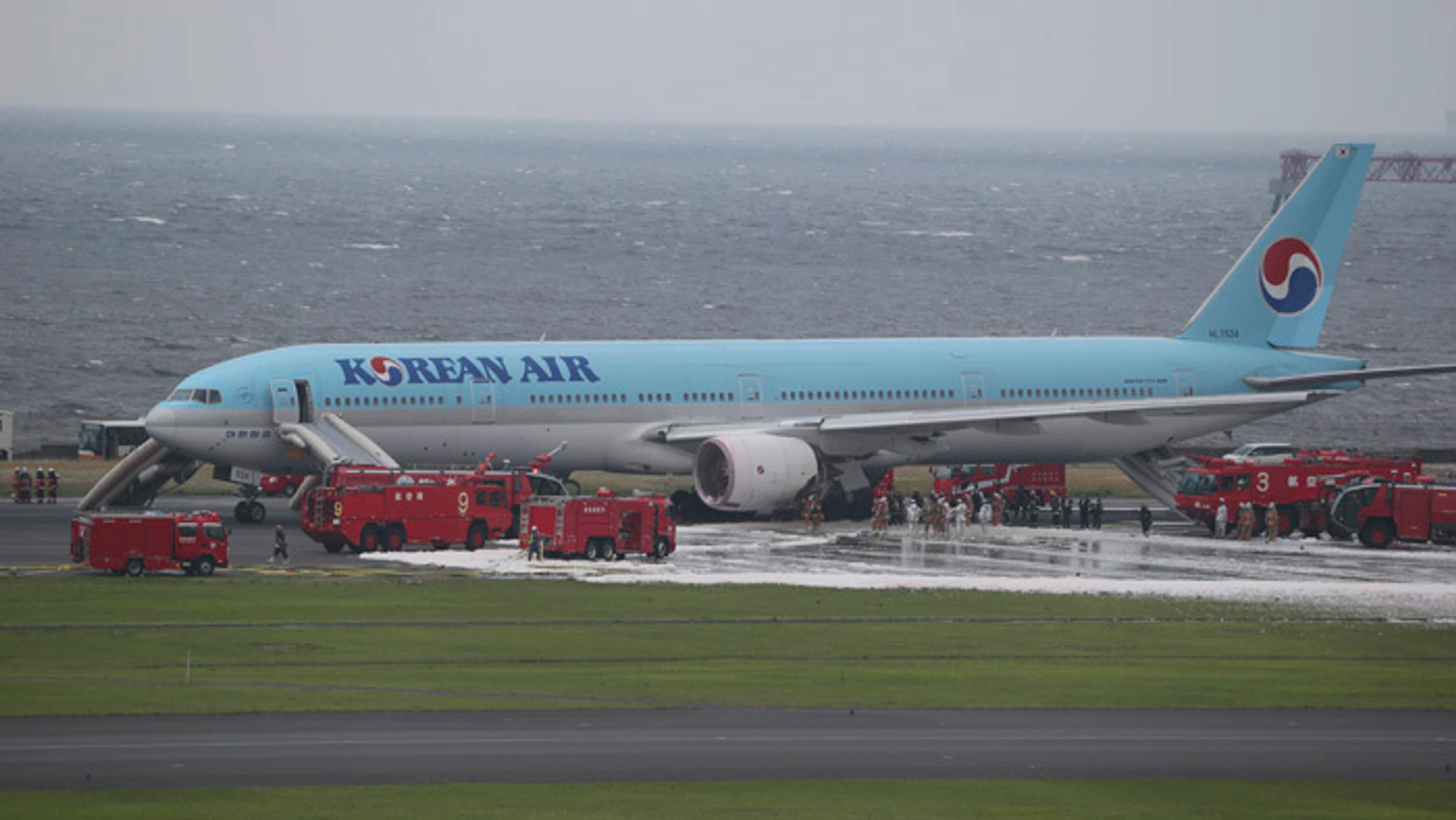 Lietadlo spoločnosti Korean Air začalo horieť.