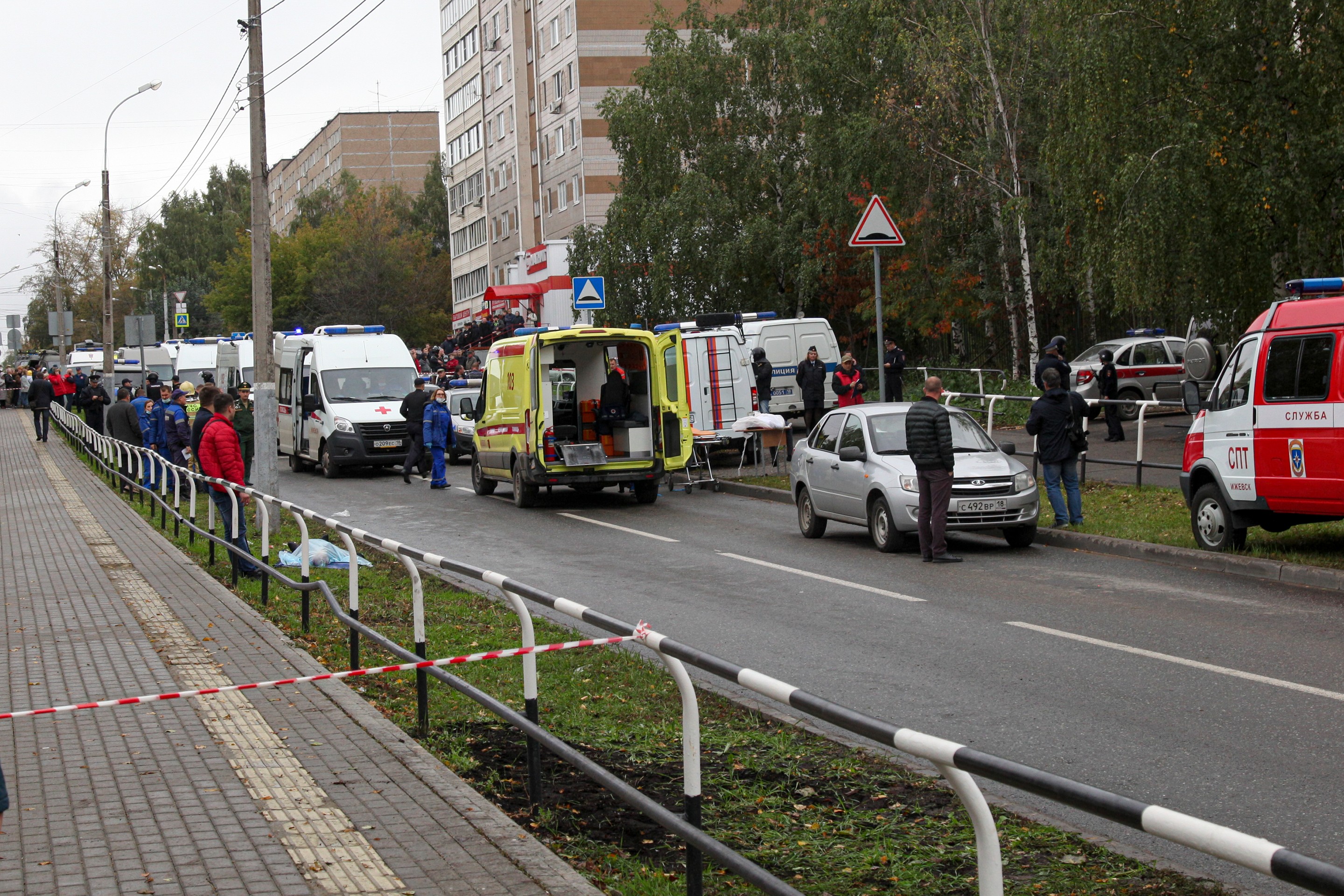 Polícia a zdravotníci na mieste streľby v škole v ruskom Iževsku