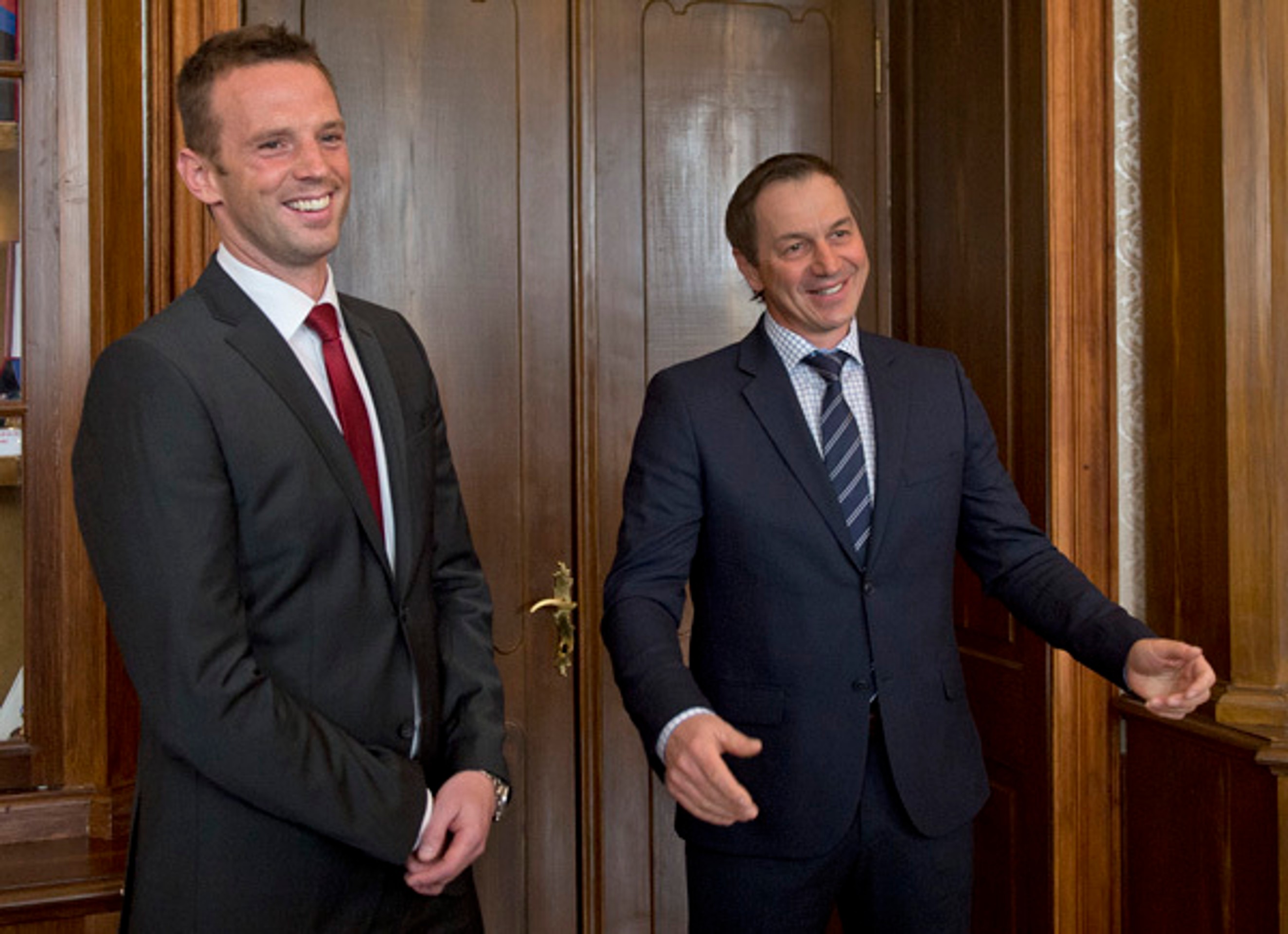 Bývalí reprezentanti Peter Bondra a Richard Lintner pred prijatím u prezidenta Andreja Kisku.
