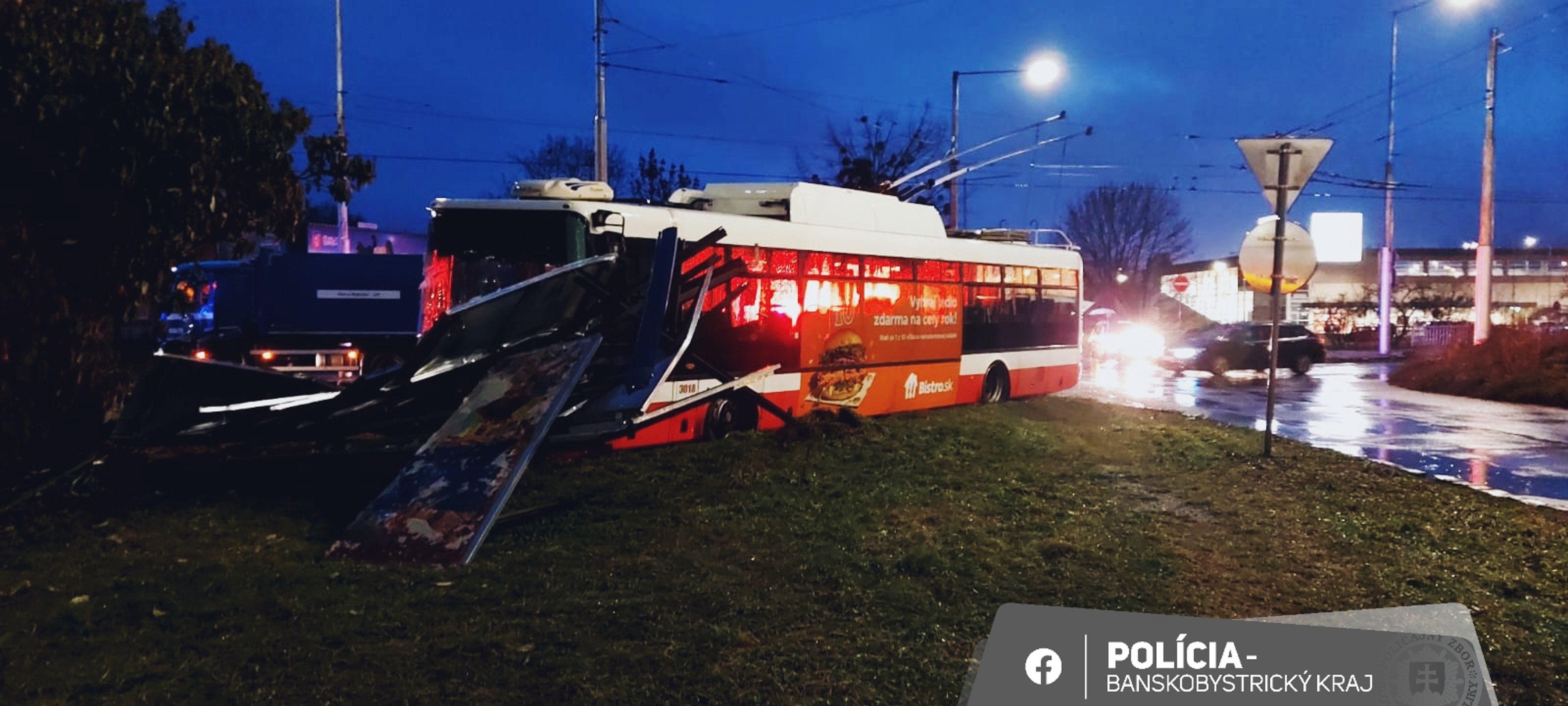 Pri nehode trolejbusu v Banskej Bystrici sa zranilo sedem ľudí
