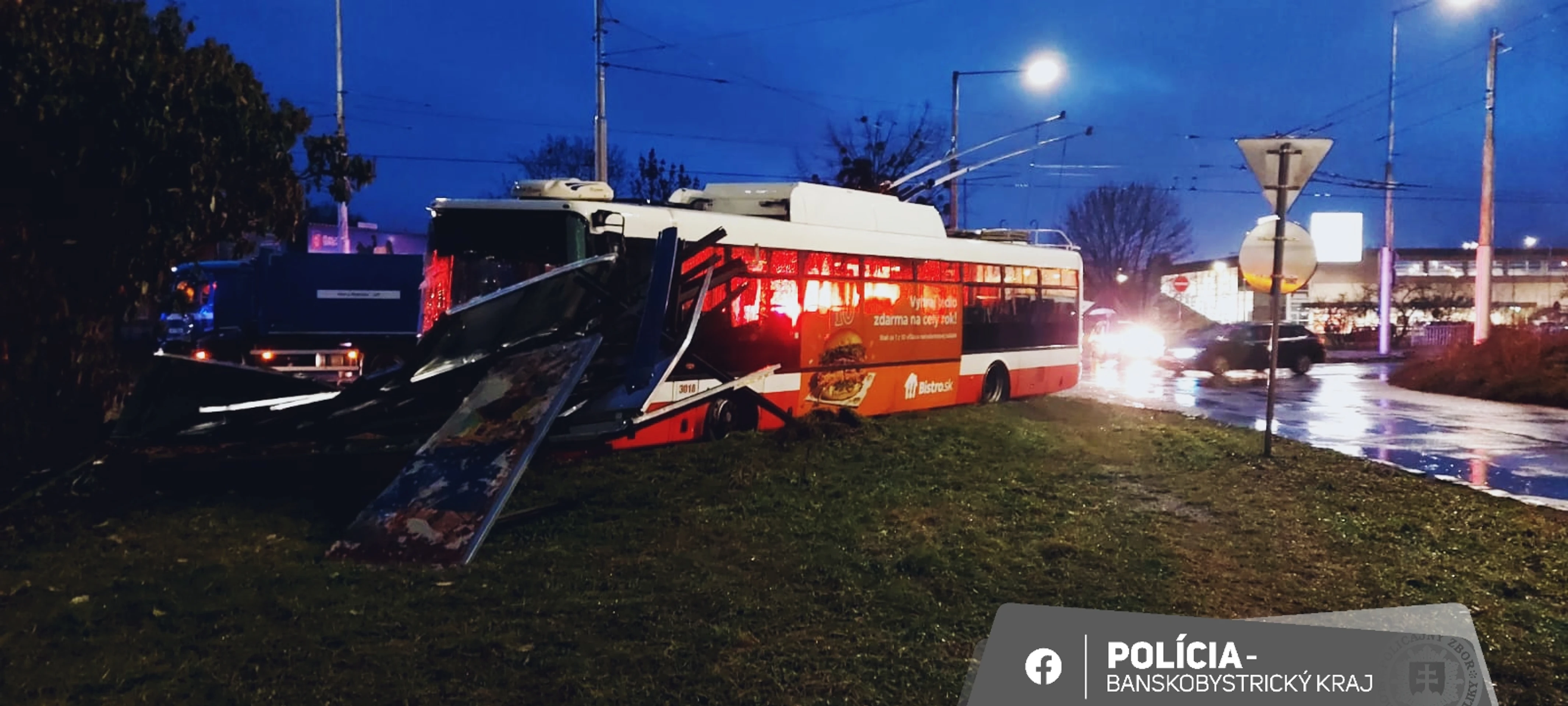 Pri nehode trolejbusu v Banskej Bystrici sa zranilo sedem ľudí