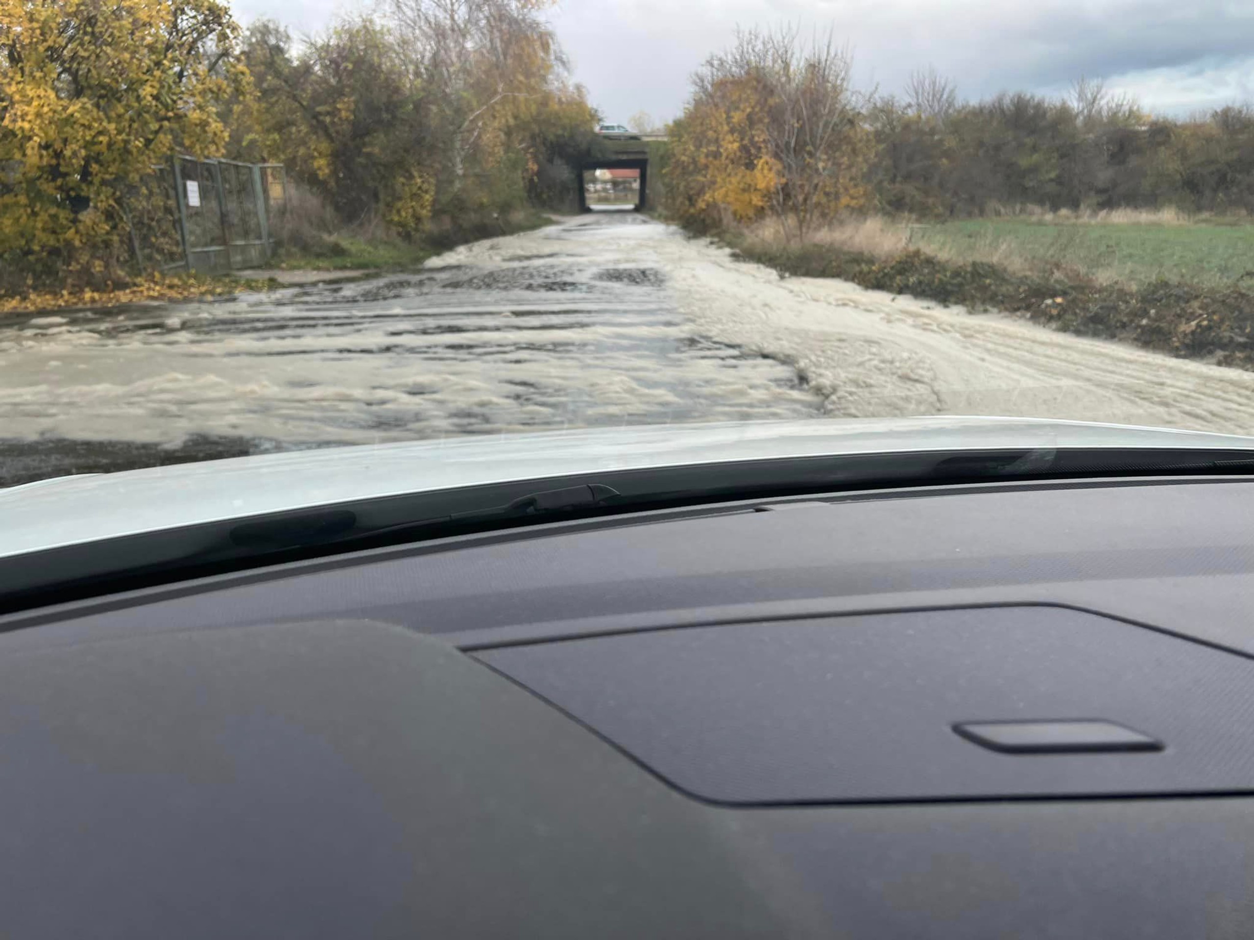 Vyliata tekutina neďaleko diaľnice D1 na úseku medzi Sencom a Blatným