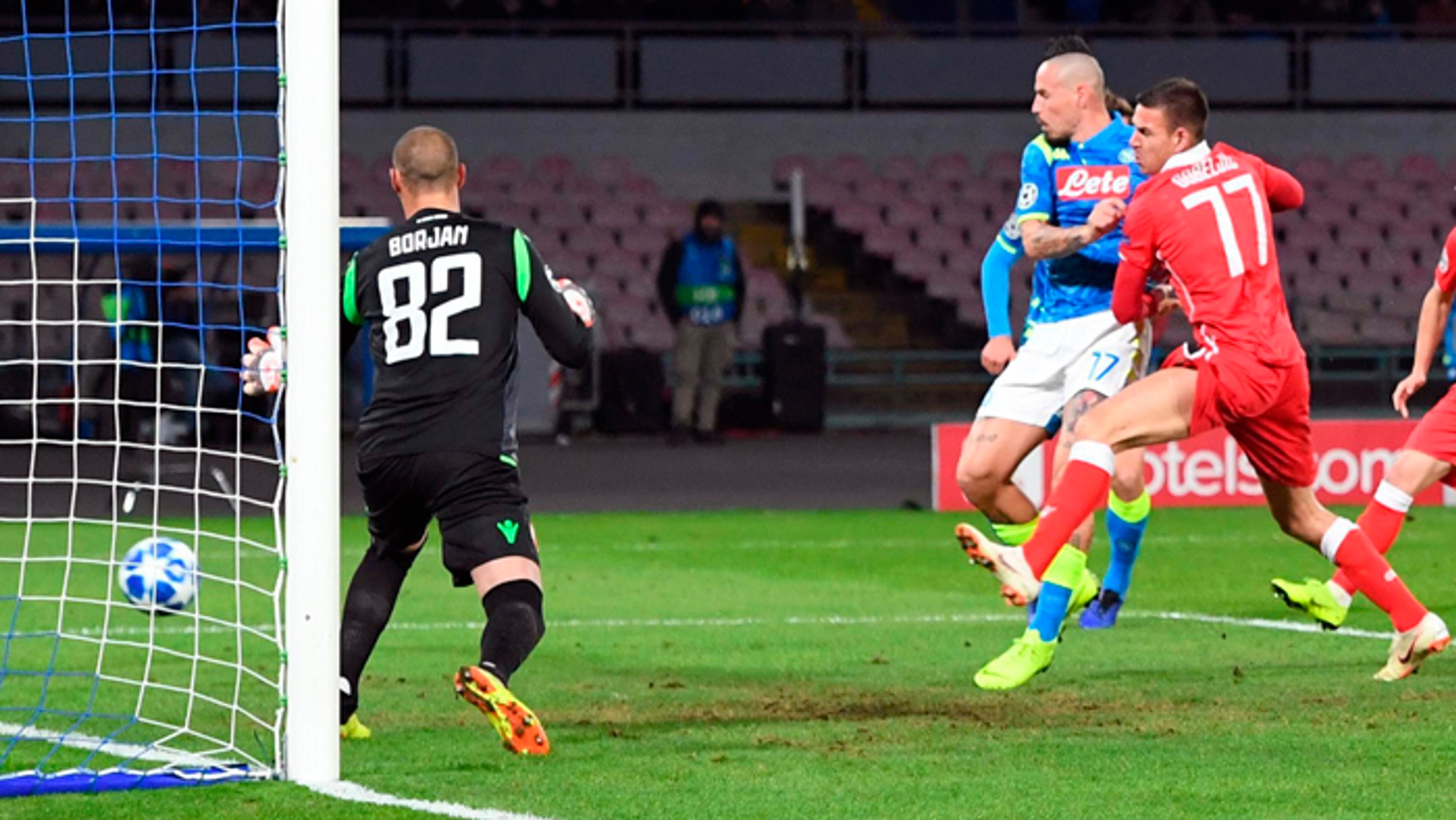 Marek Hamšík (SSC Neapol) skóruje do v skupinovej fáze LM do bránky belehradského klubu Crvena Zvezda.