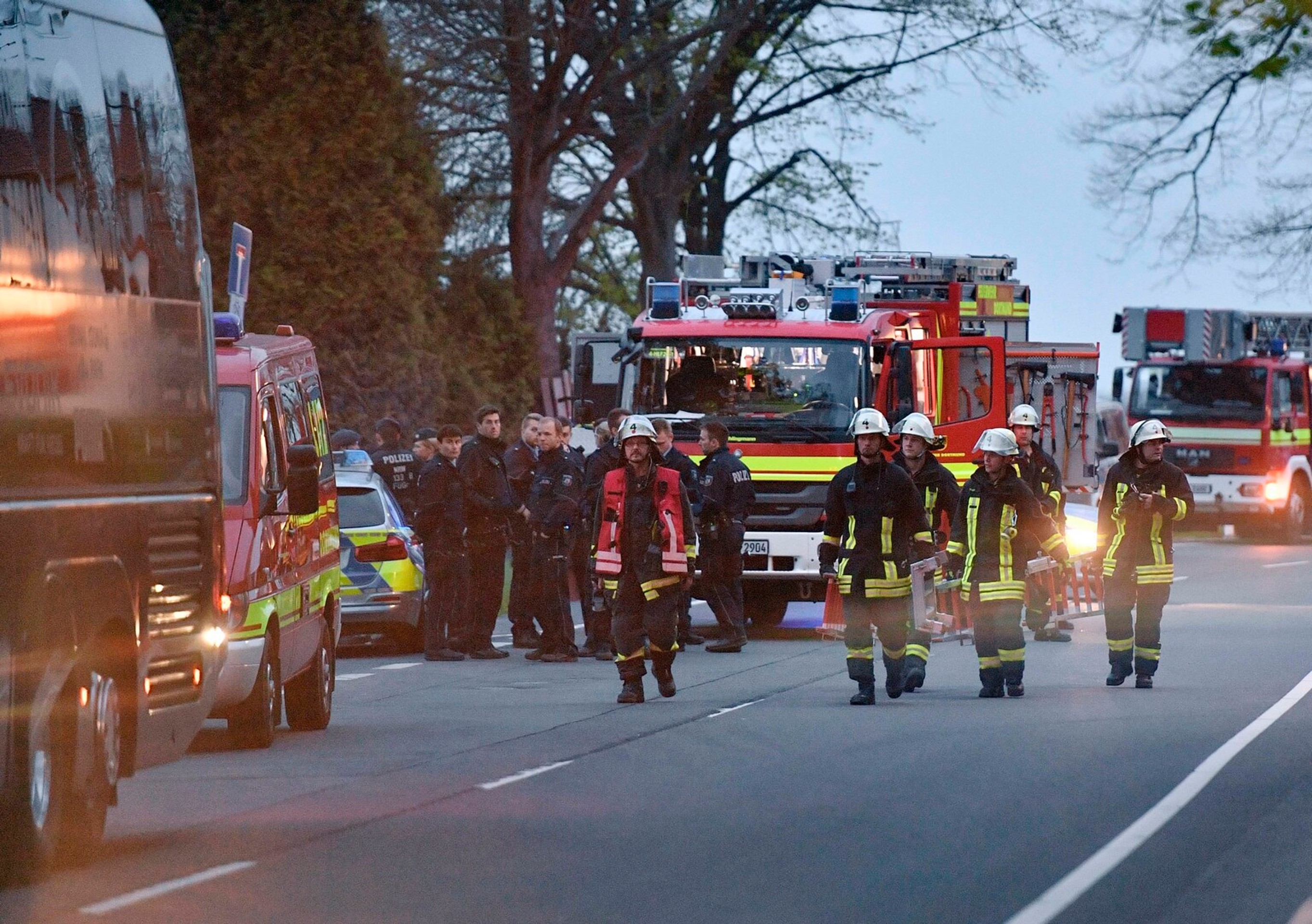 Zásah hasičov a policajtov po explózii bômb pri autobuse Borussie Dortmund.