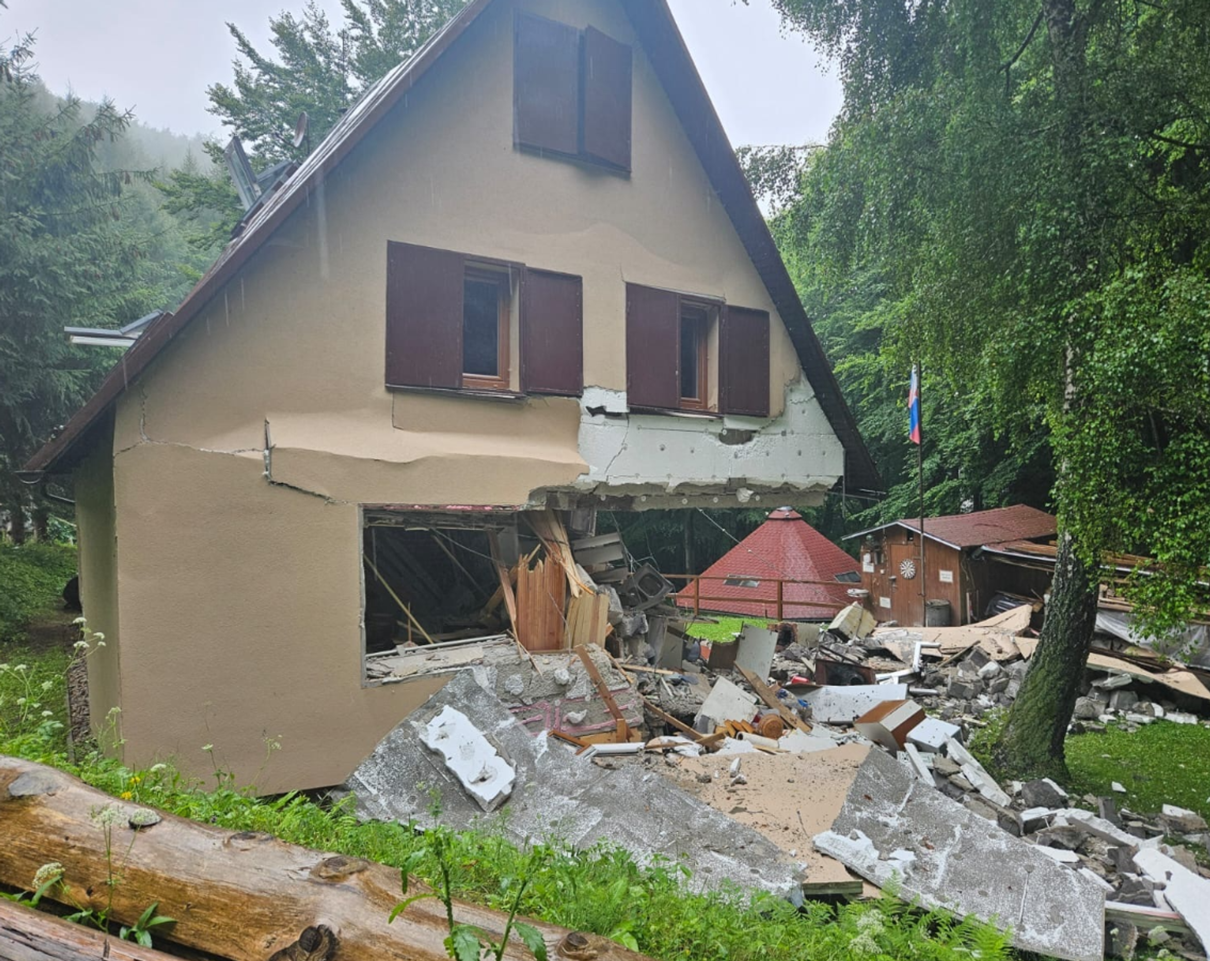 Zničená chata po výbuchu v Lehote pod Vtáčnikom.