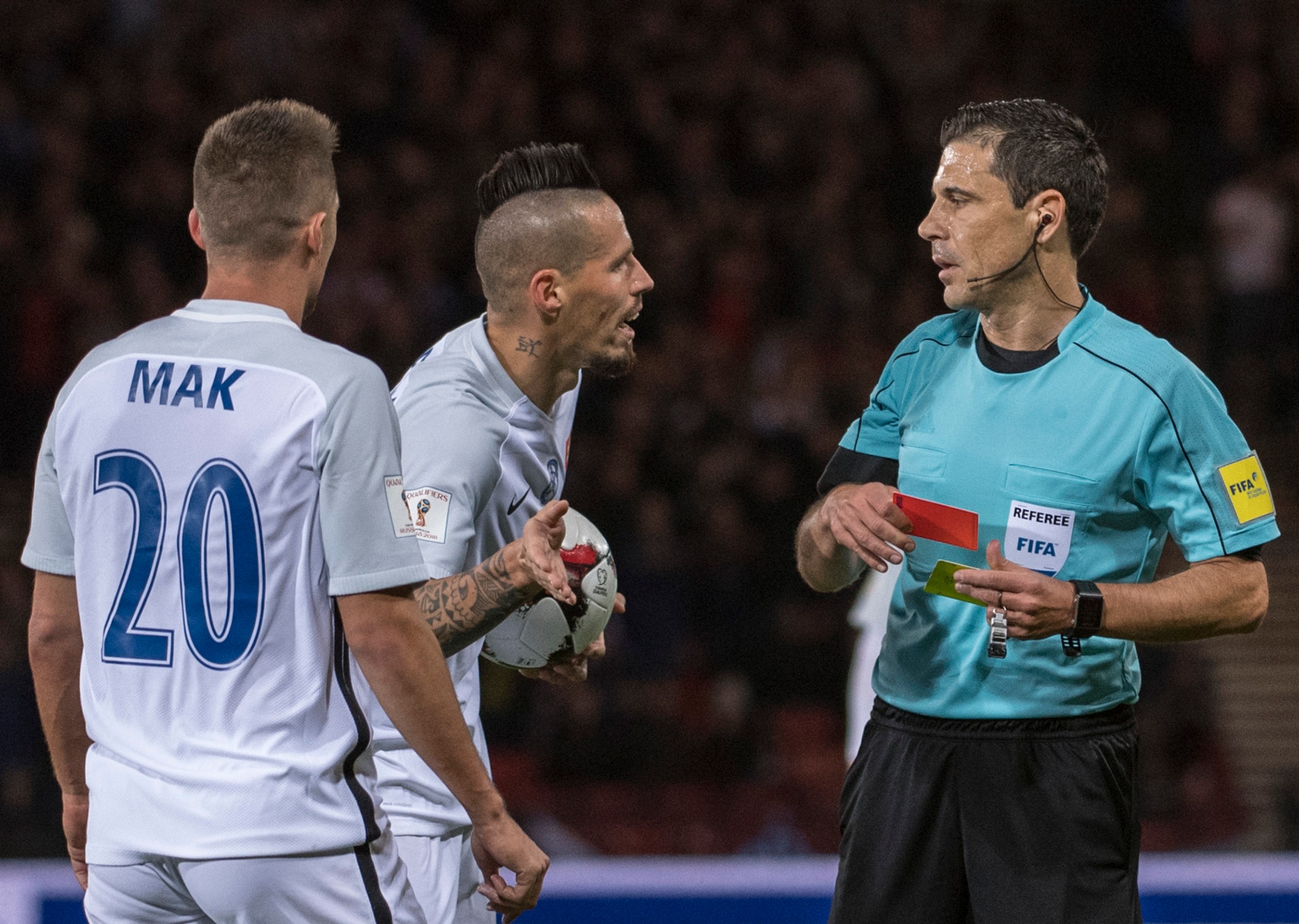 Škót Matt Phillips (vľavo) v boji o loptu s Petrom Pekaríkom v kvalifikácii MS 2018. 